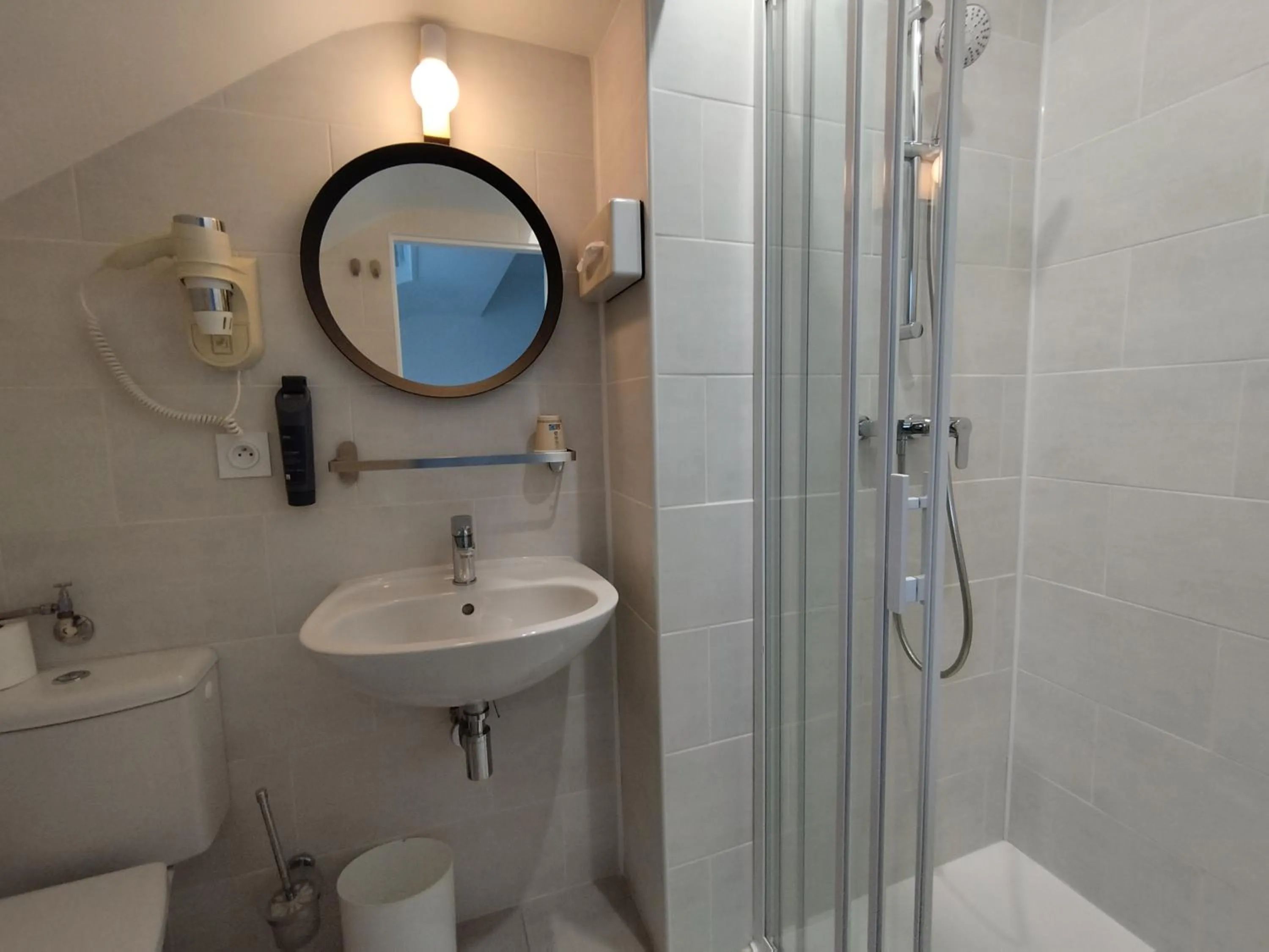 Shower in The Originals Access, Hotel Le Canter Saumur