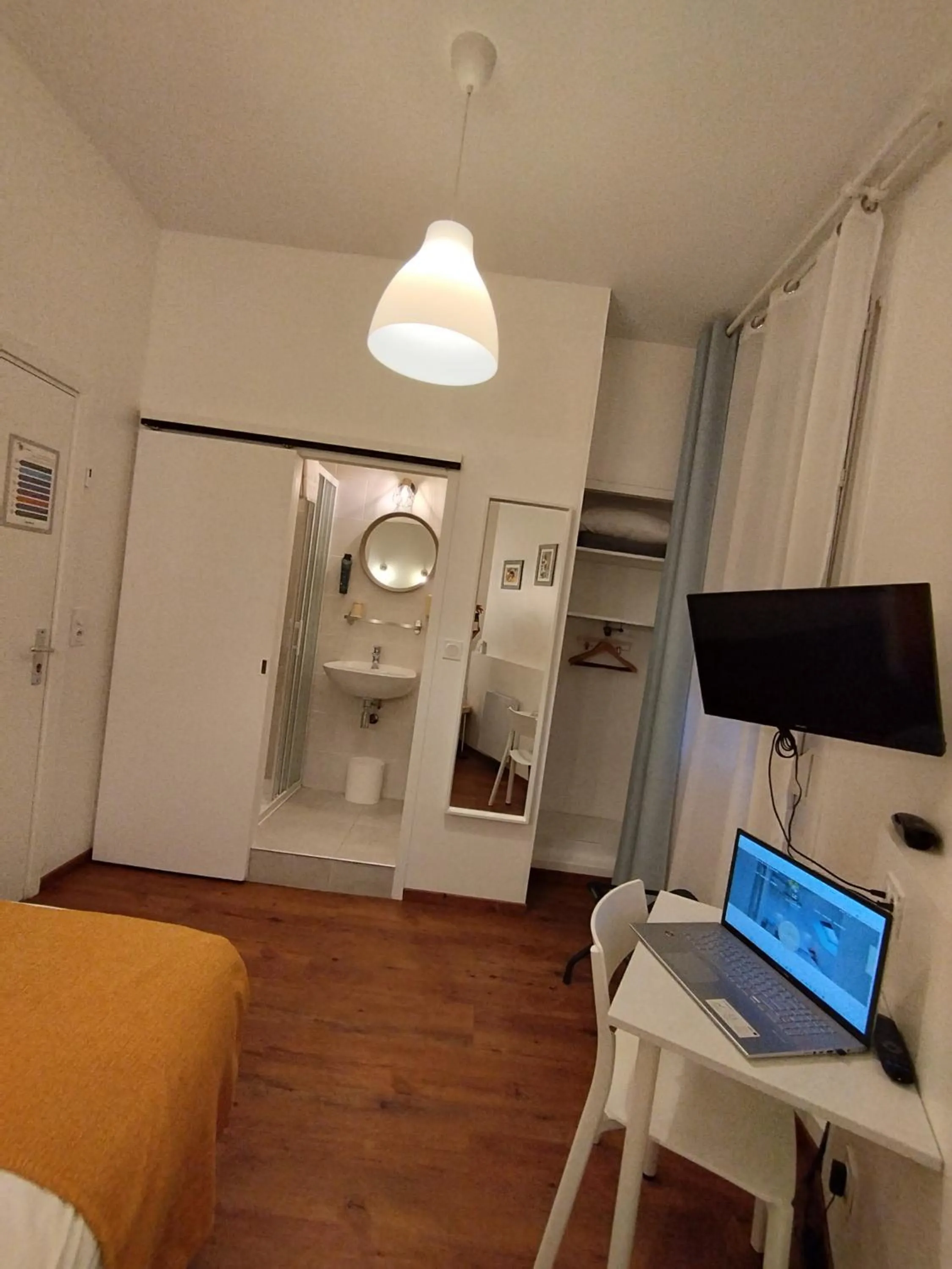 Shower, Bed in The Originals Access, Hotel Le Canter Saumur