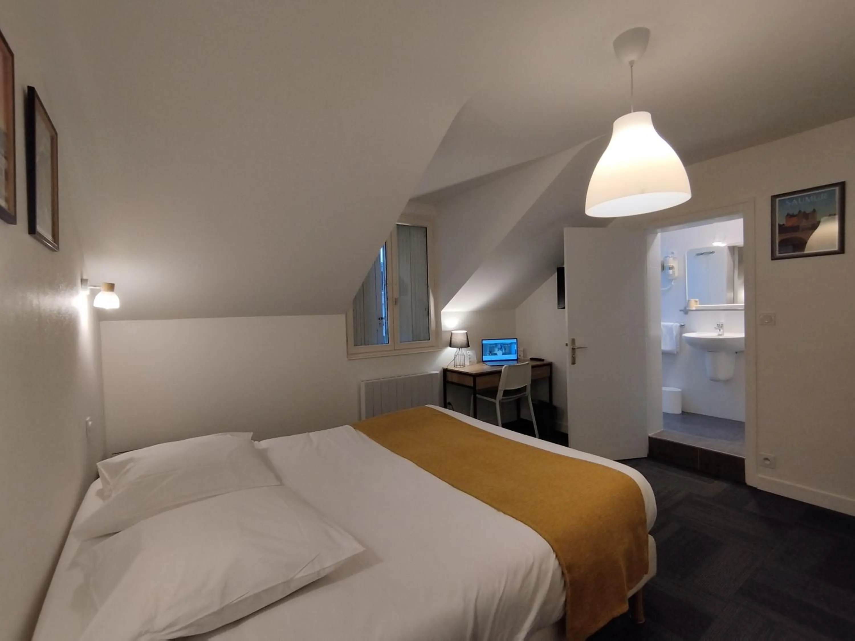 Shower, Bed in The Originals Access, Hotel Le Canter Saumur