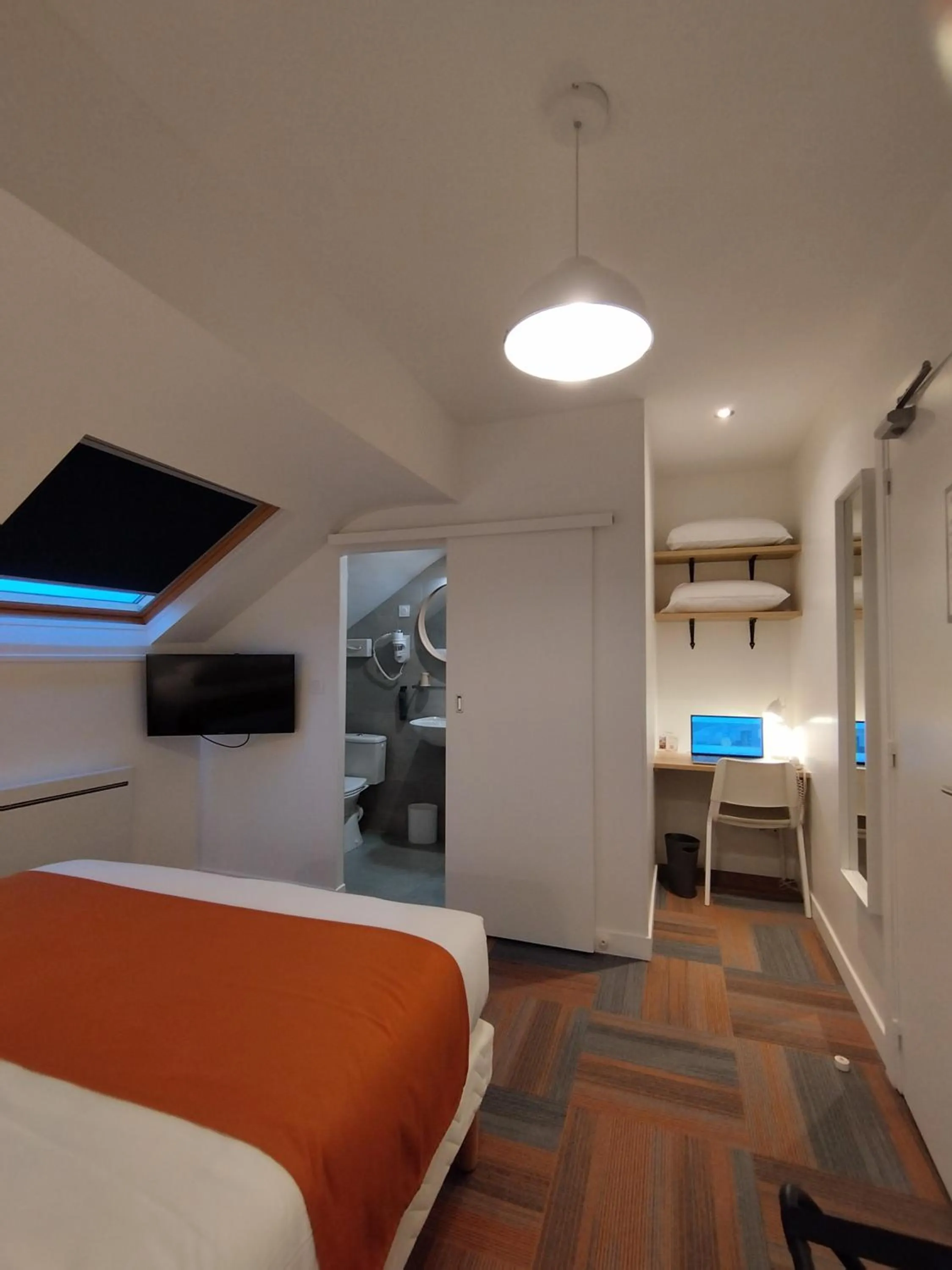 Shower, Bed in The Originals Access, Hotel Le Canter Saumur