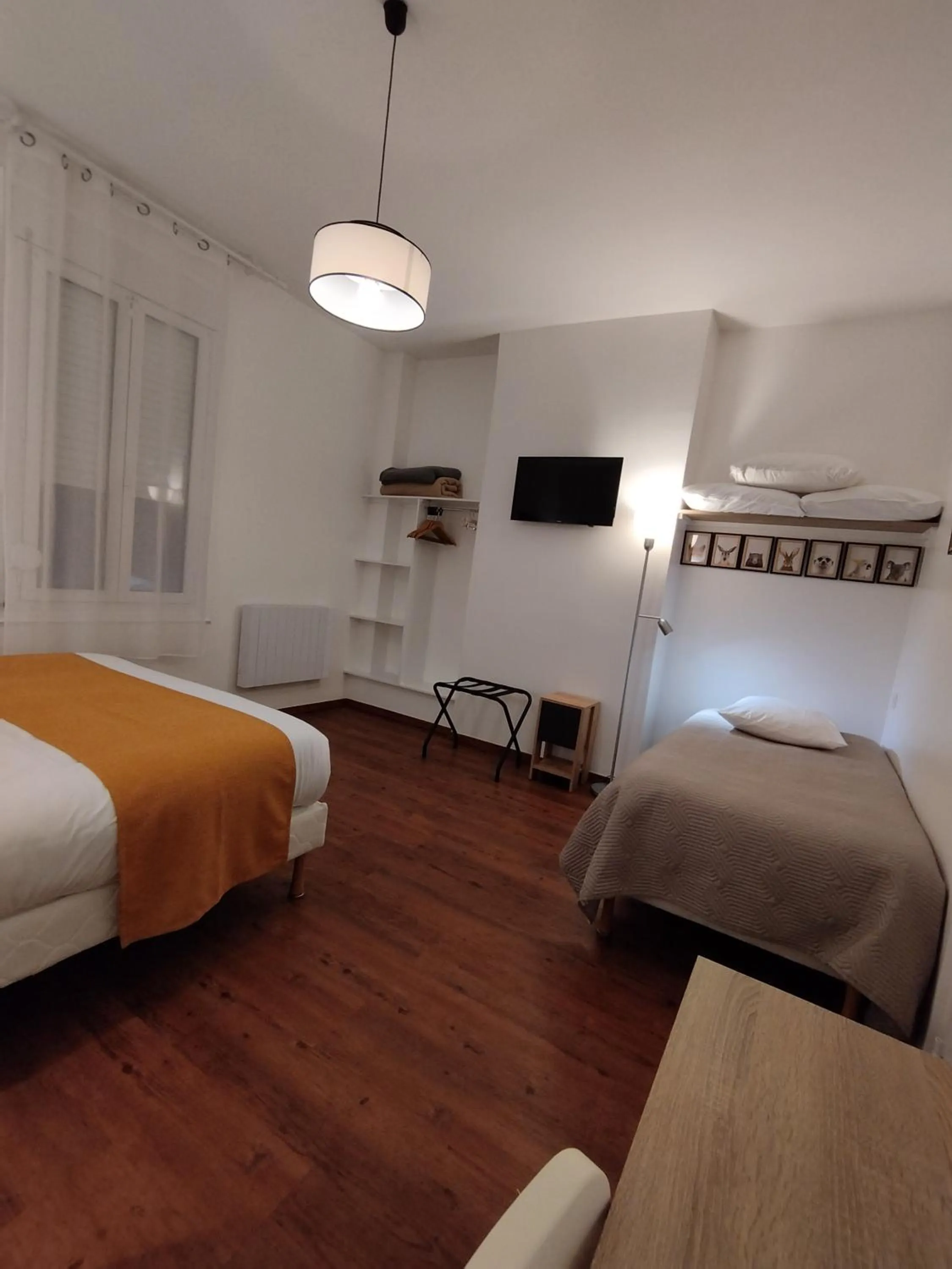 Shower, Bed in The Originals Access, Hotel Le Canter Saumur