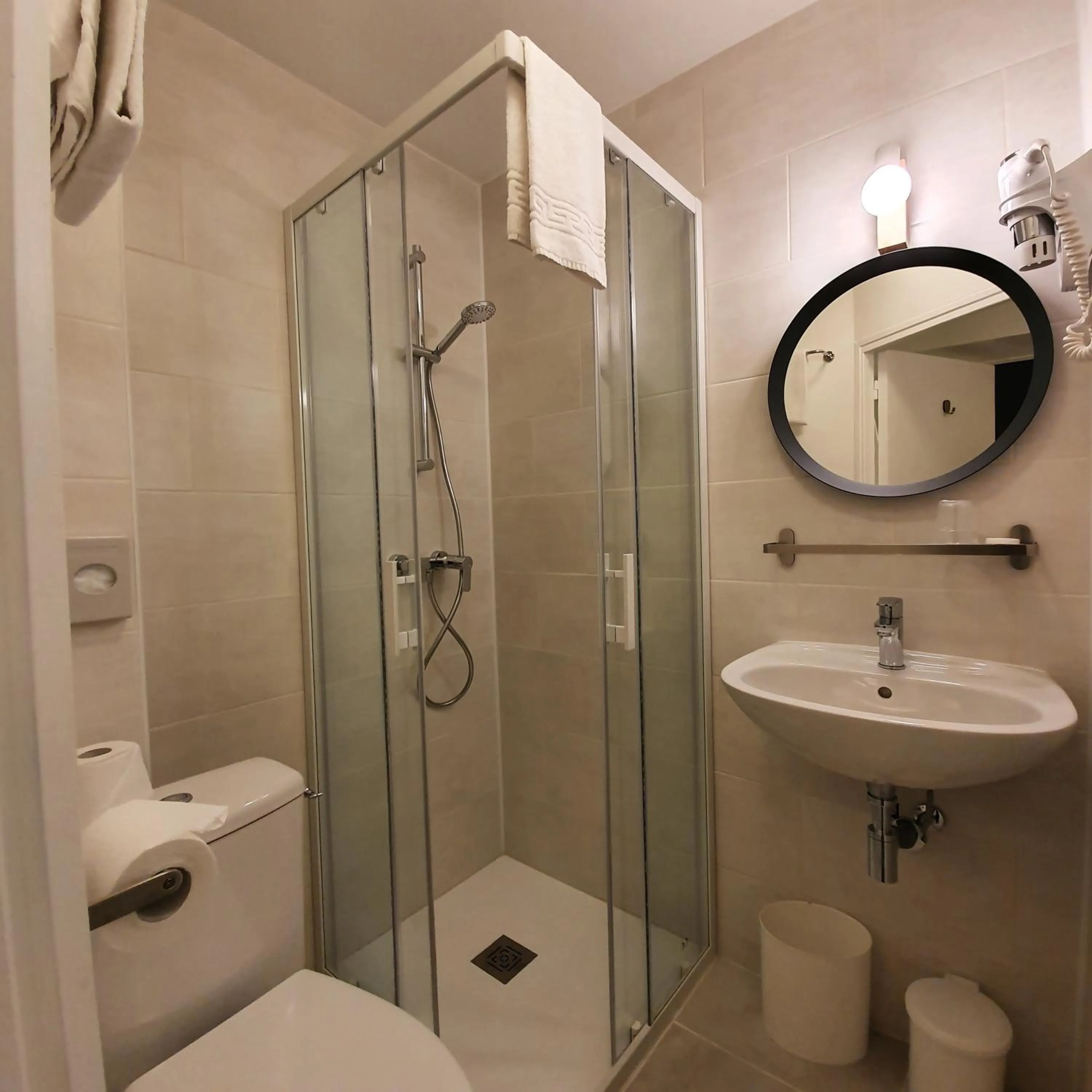 Shower in The Originals Access, Hotel Le Canter Saumur