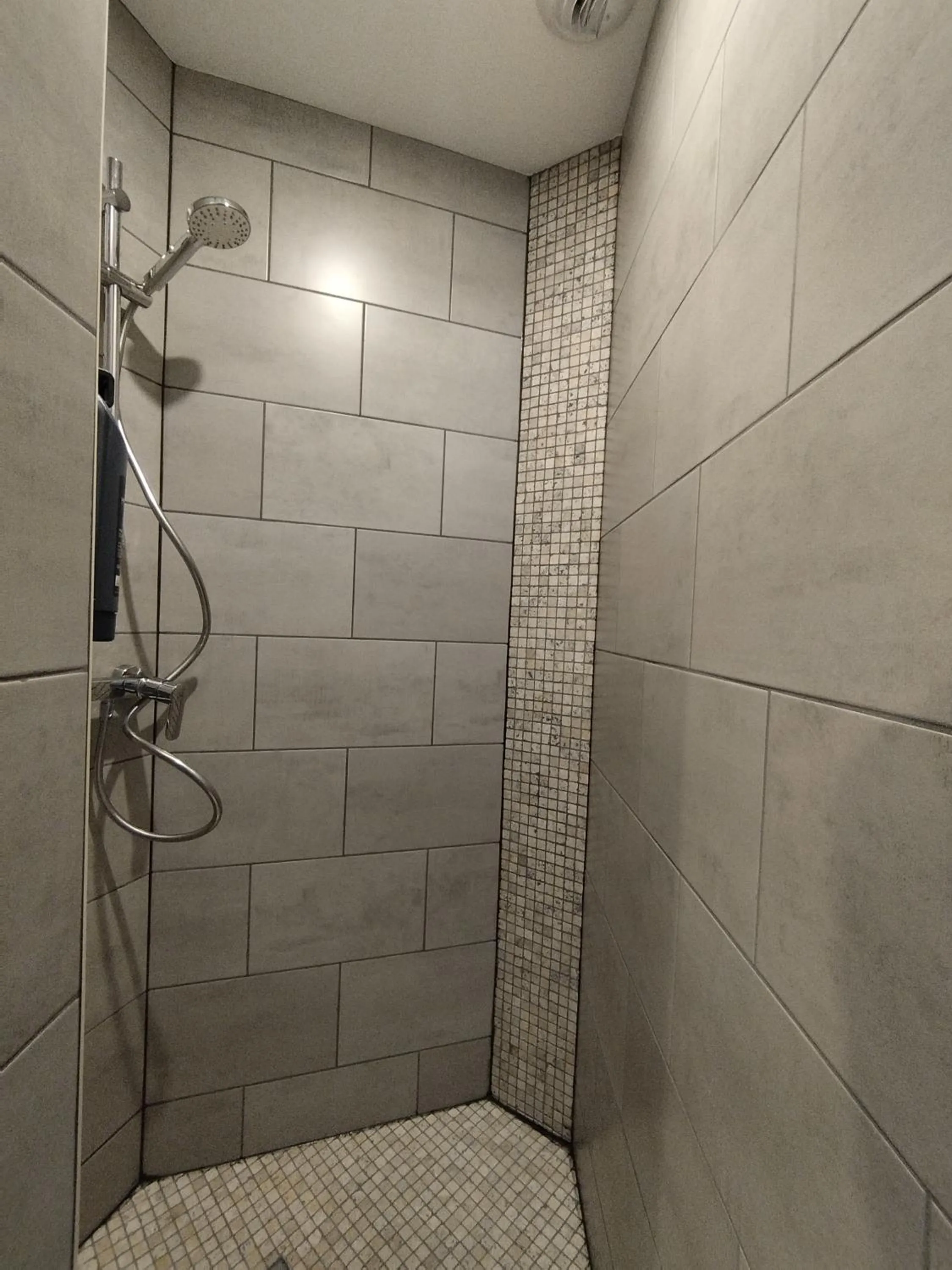 Shower in The Originals Access, Hotel Le Canter Saumur