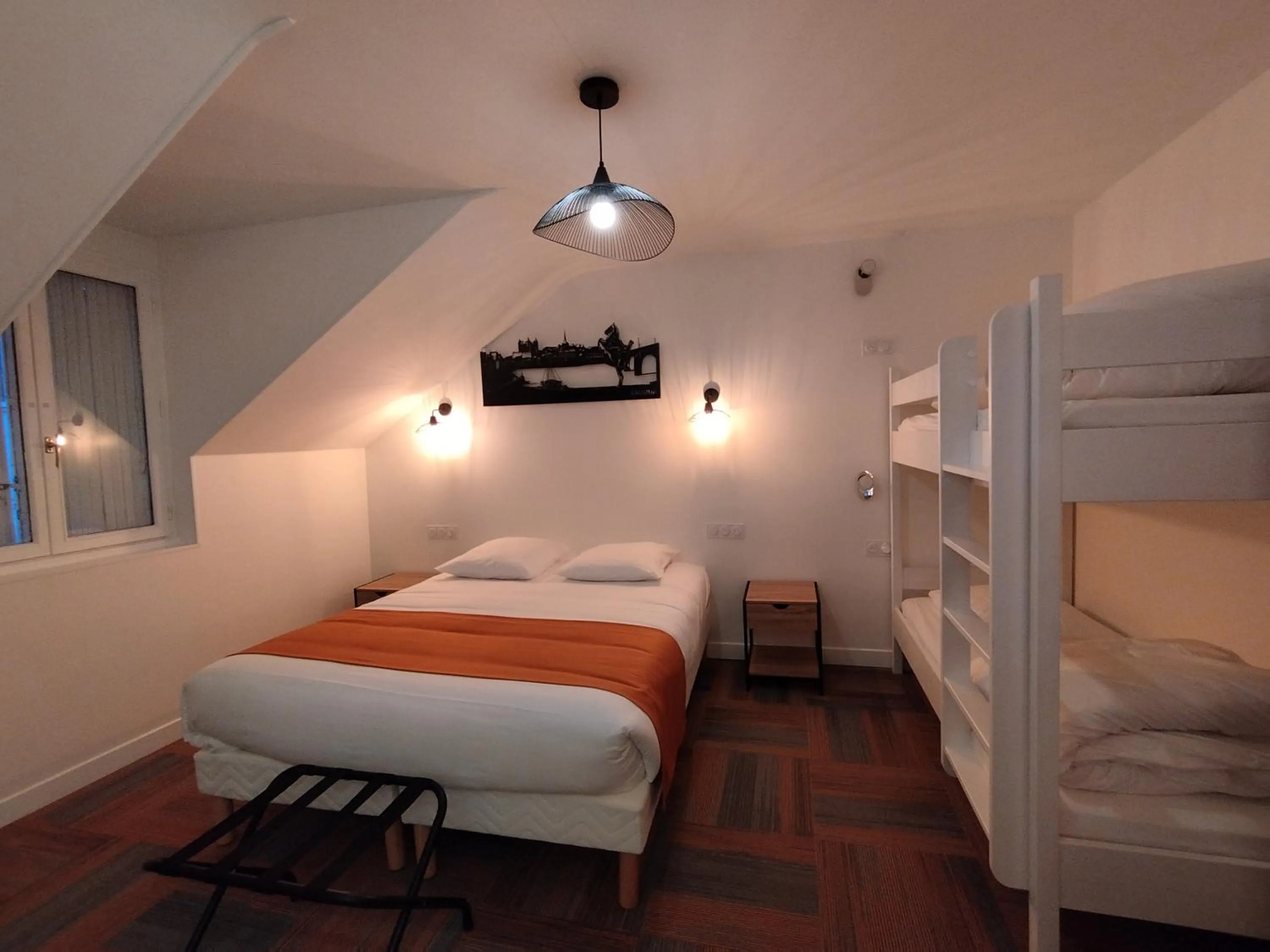 Shower, Bed in The Originals Access, Hotel Le Canter Saumur