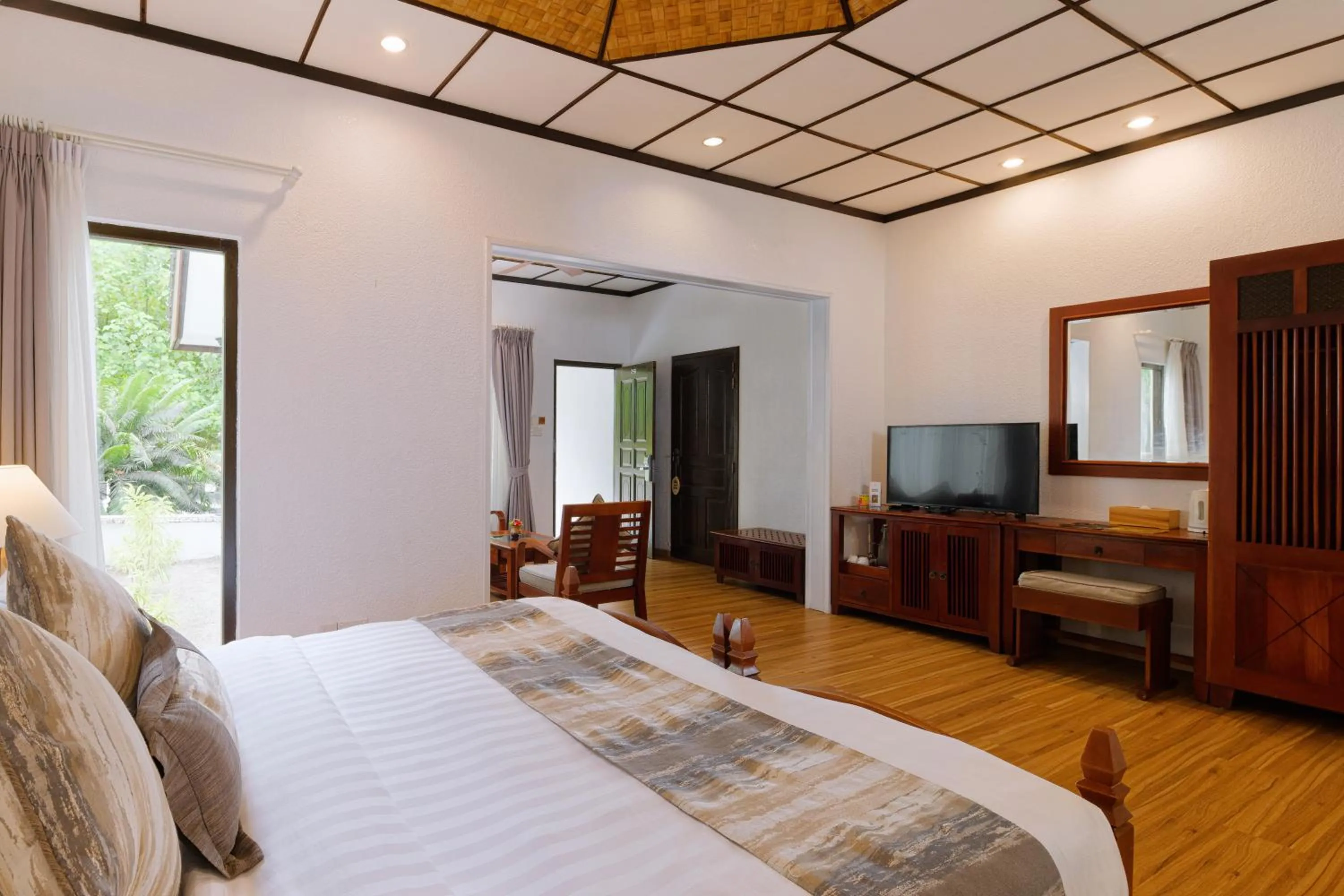 Communal lounge/ TV room, Bed in Bandos Maldives