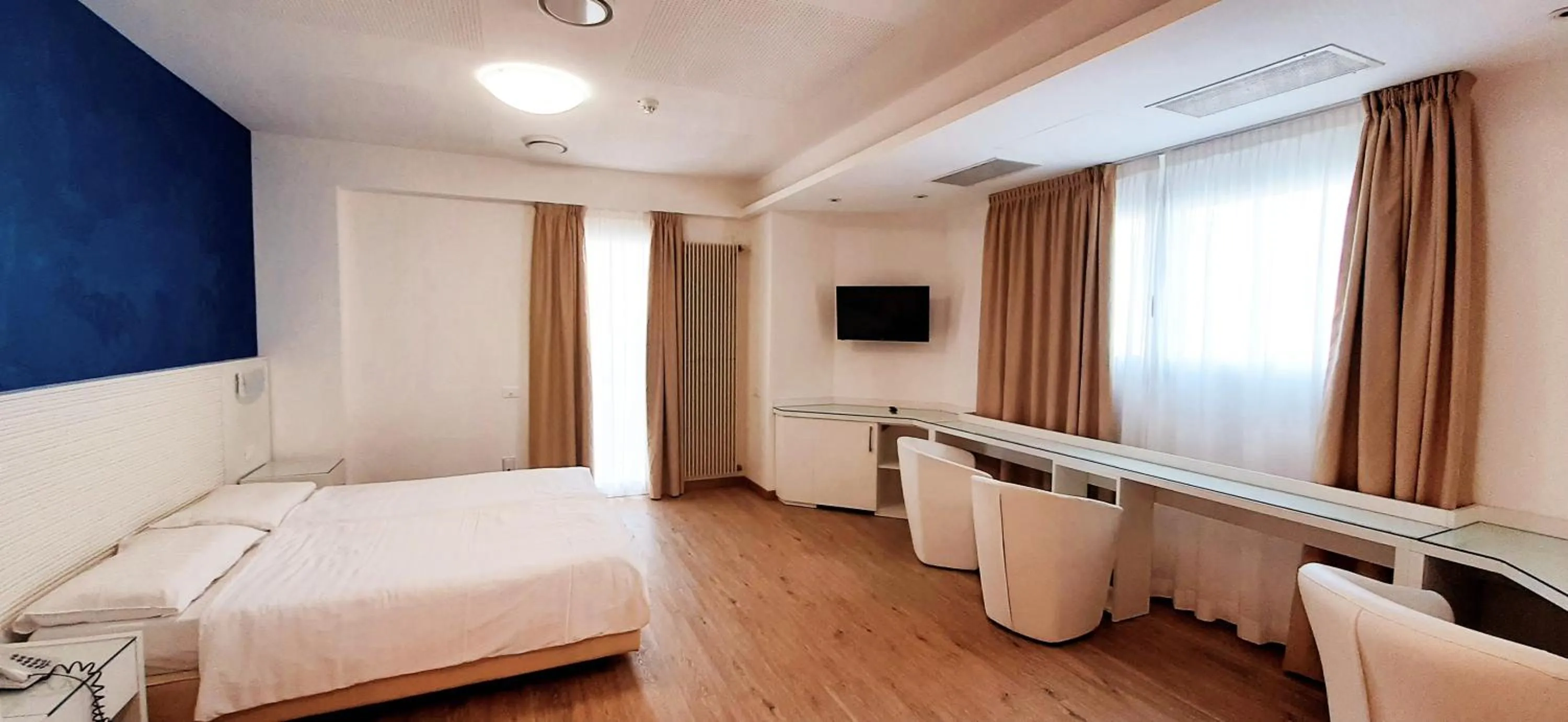 Photo of the whole room, Bed in Grand Hotel Playa