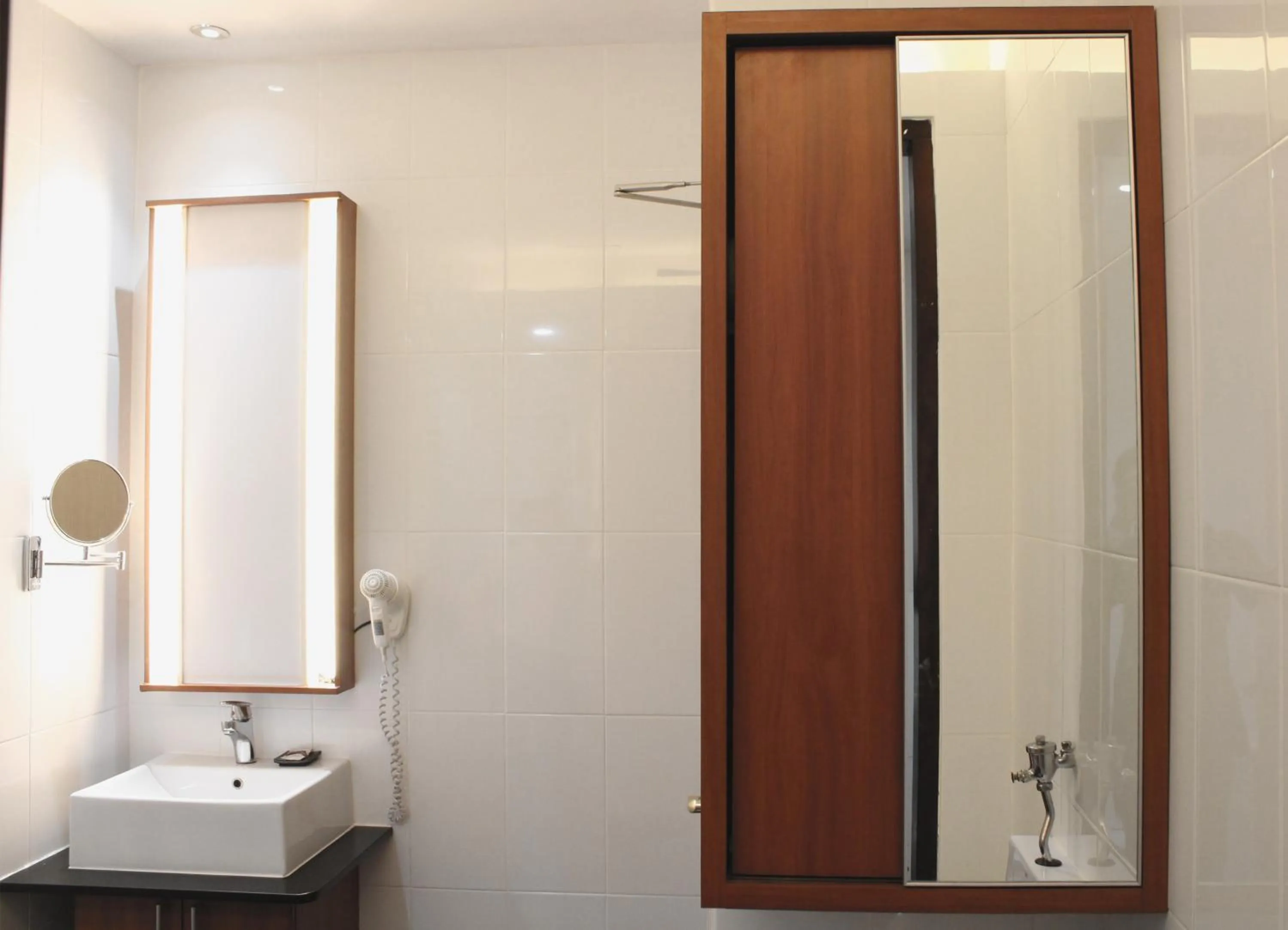 Toilet in Merlynn Park Hotel