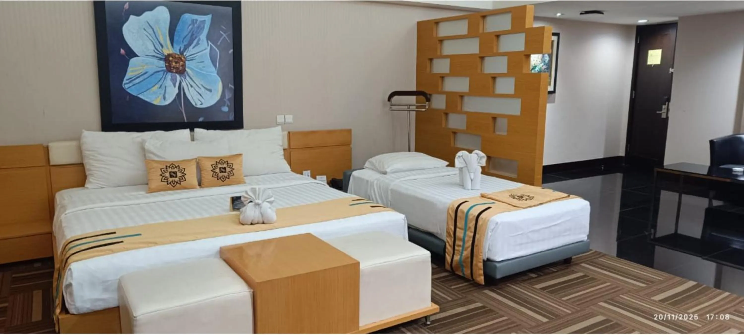 Bed in Merlynn Park Hotel