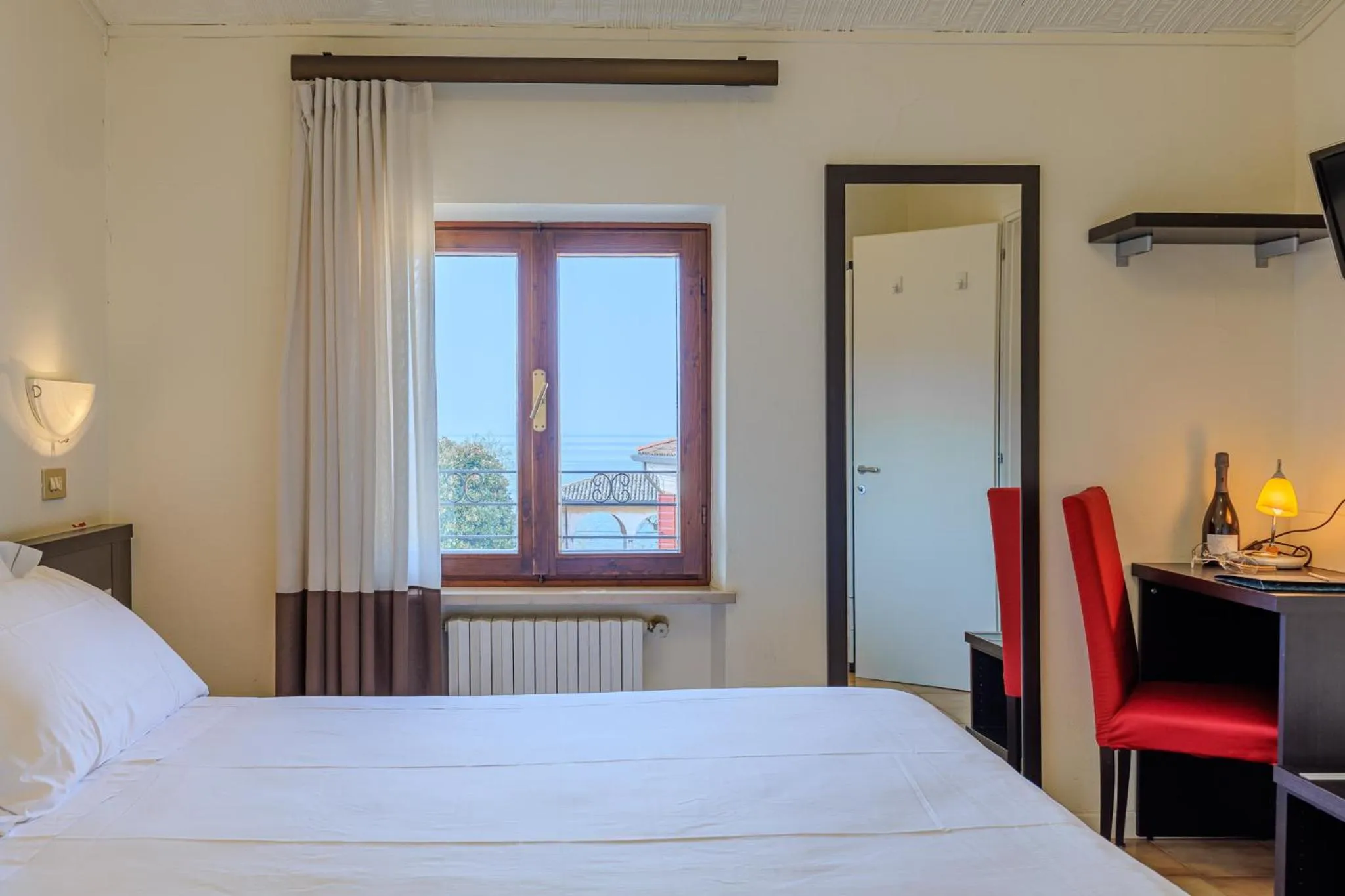 View (from property/room), Bed in Hotel Alla Torre