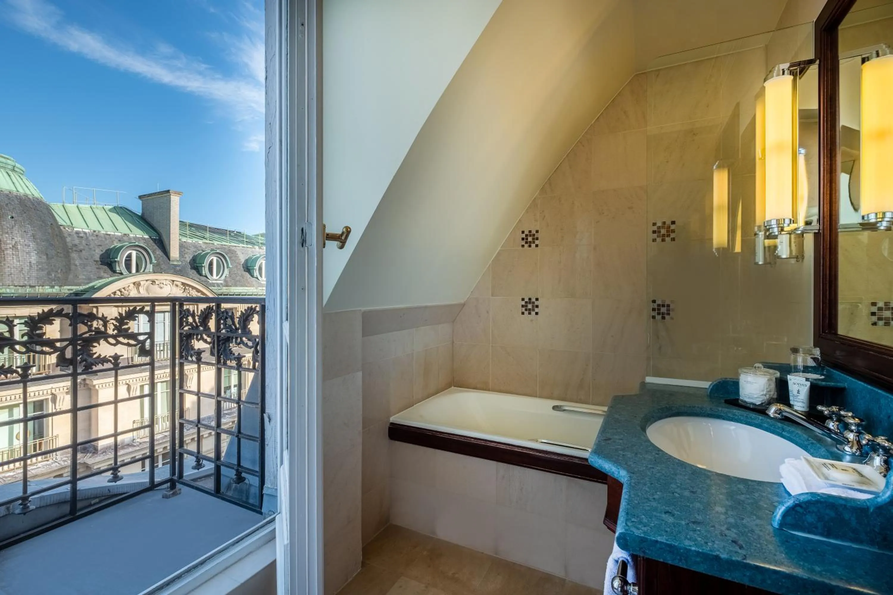 Bathroom in Hôtel Pont Royal Paris