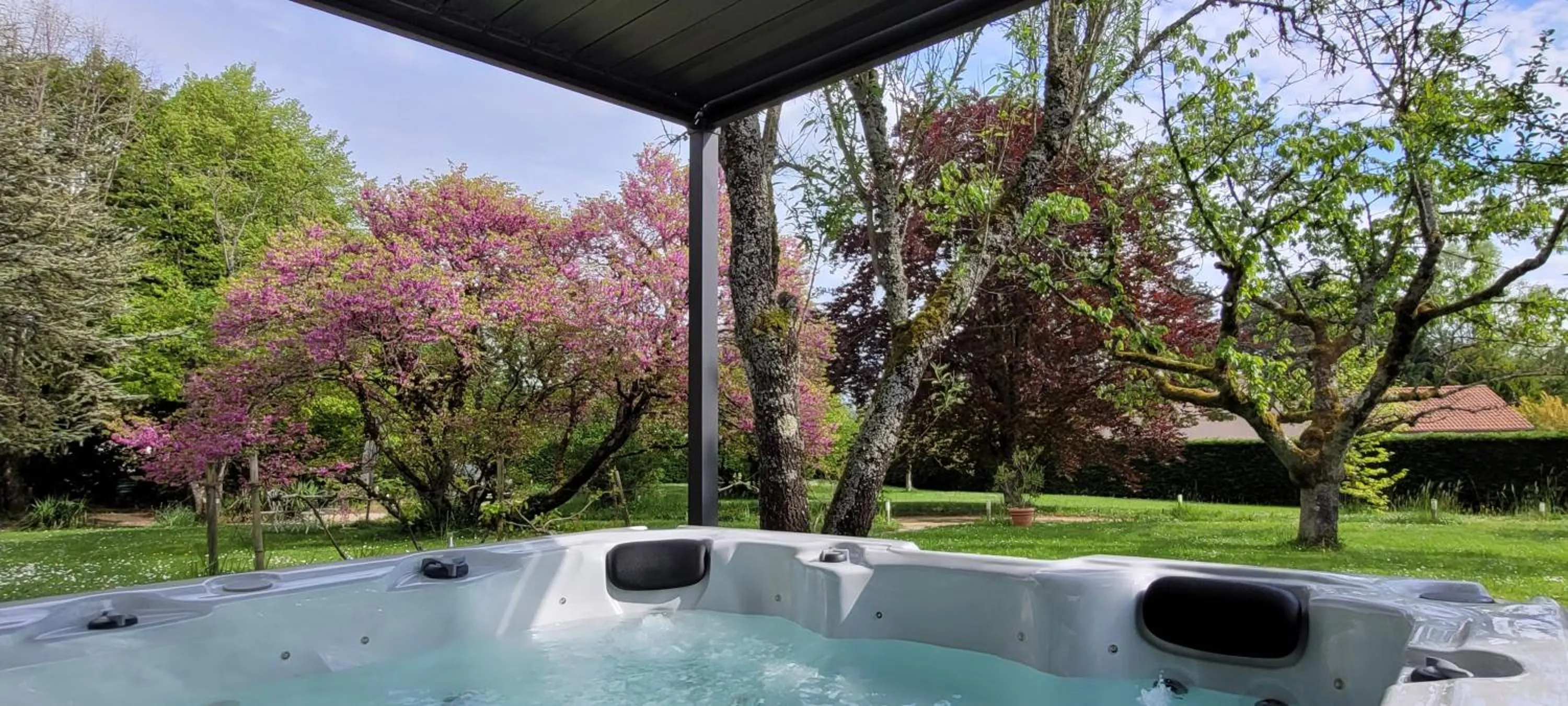 Hot Tub in B&B Des Histoires d'Anges - Côté Jardin - Accueil Vélo