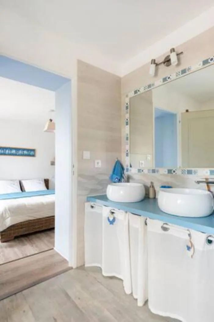 Bathroom, Bed in B&B Des Histoires d'Anges - Côté Jardin - Accueil Vélo