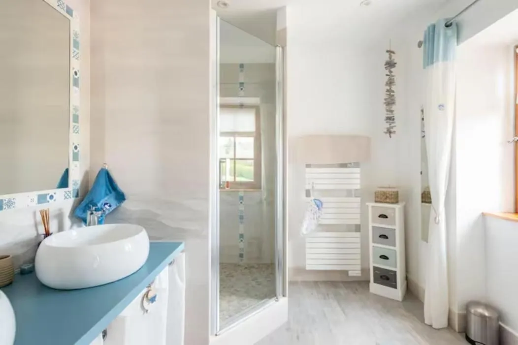 Bathroom in B&B Des Histoires d'Anges - Côté Jardin - Accueil Vélo