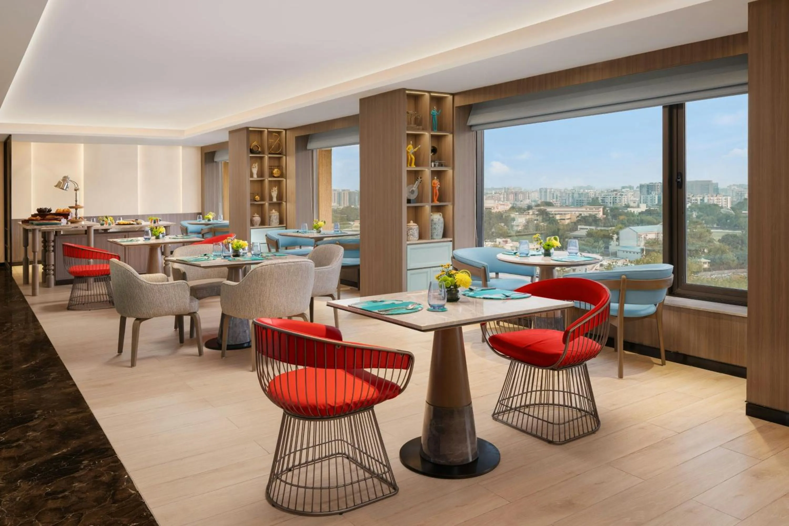 Lounge or bar in Le Meridien Ahmedabad