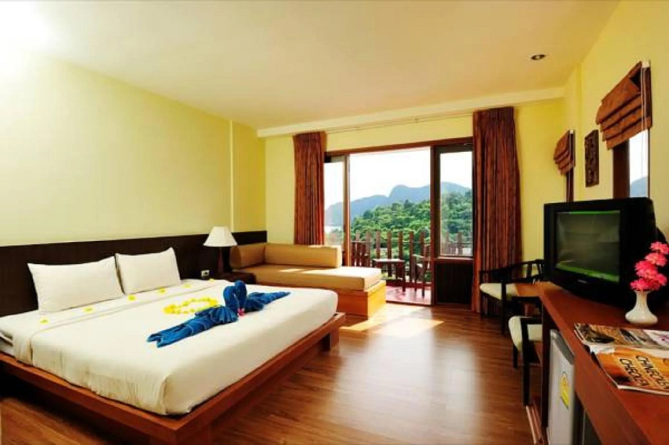 Bed in Phi Phi Arboreal Resort