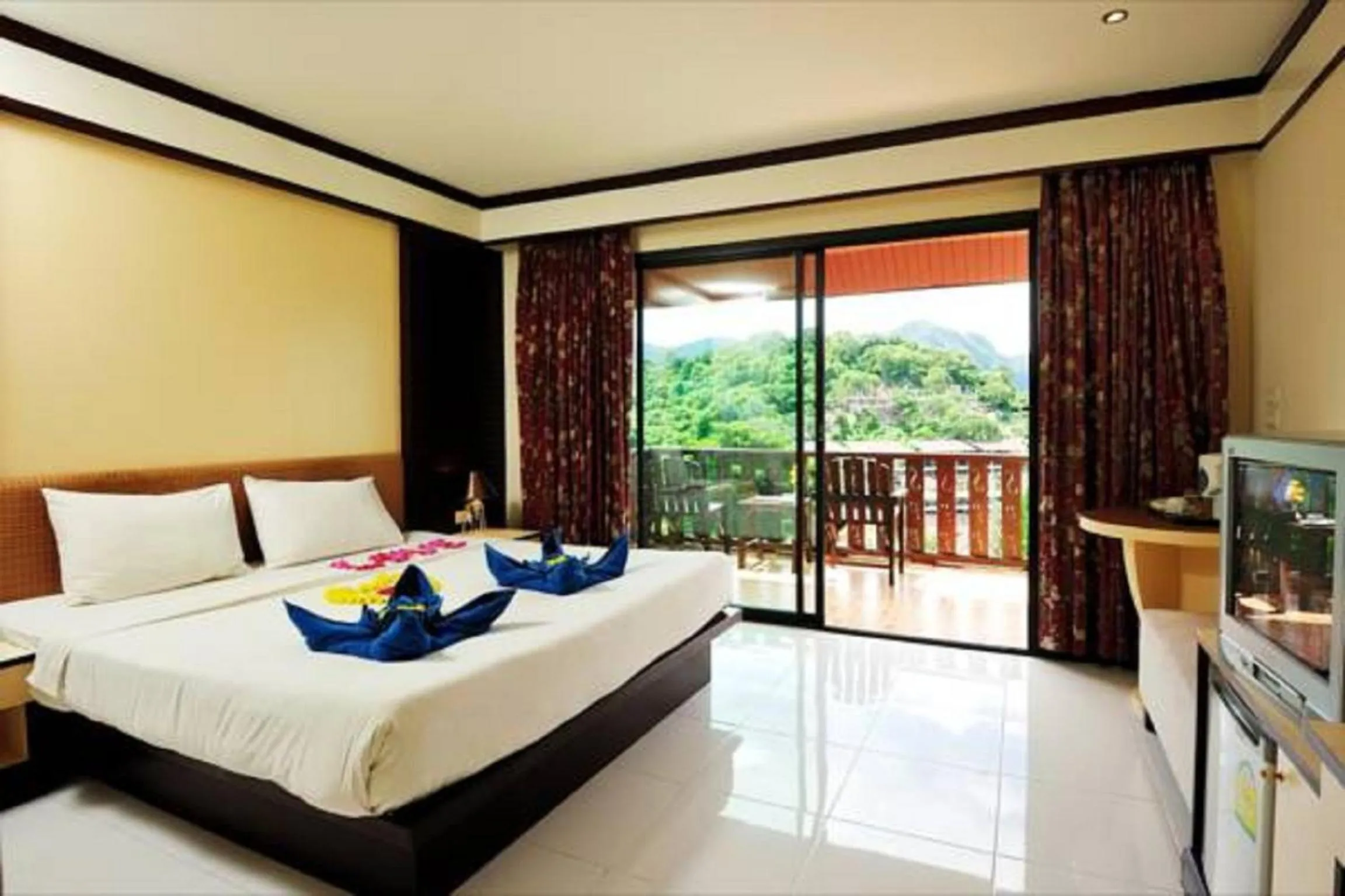 Photo of the whole room, Bed in Phi Phi Arboreal Resort