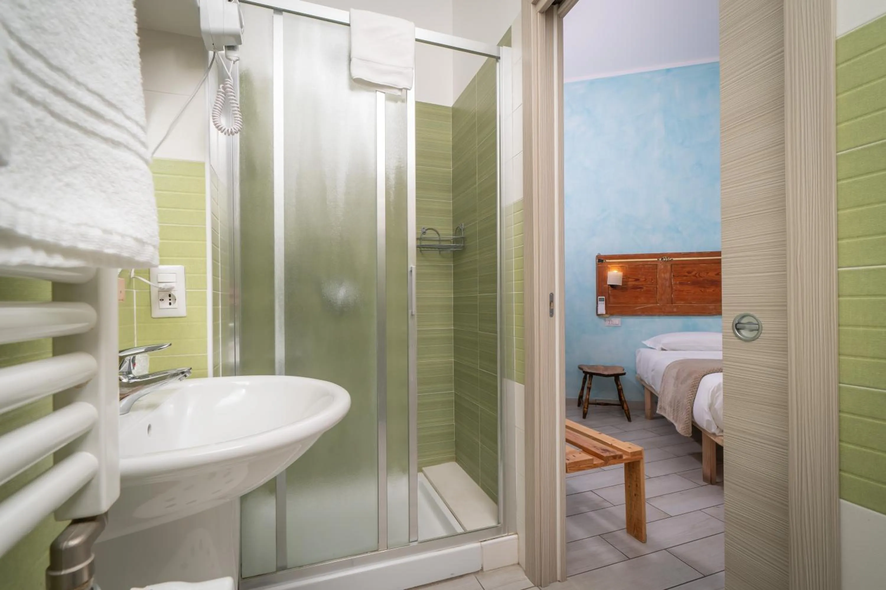 Shower, Bed in B&B DolceVita Napoli
