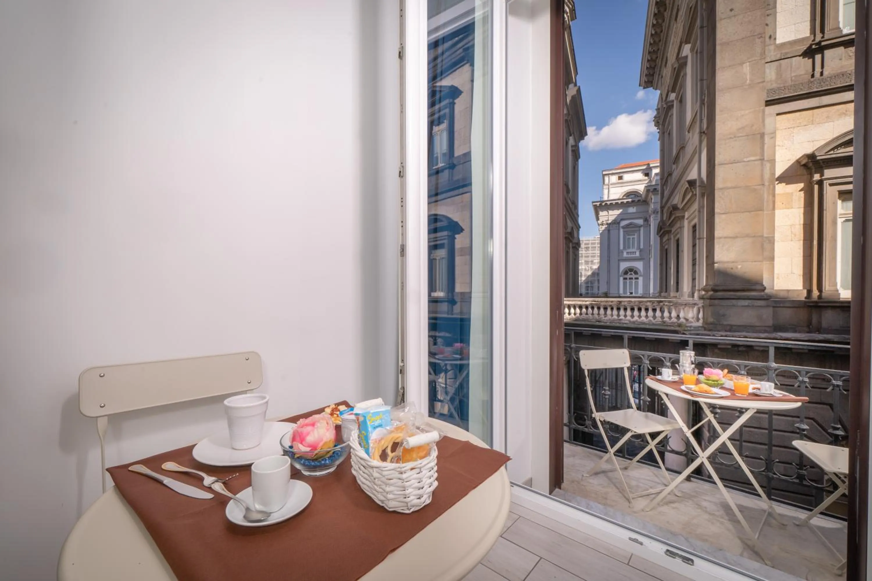 Communal kitchen in B&B DolceVita Napoli