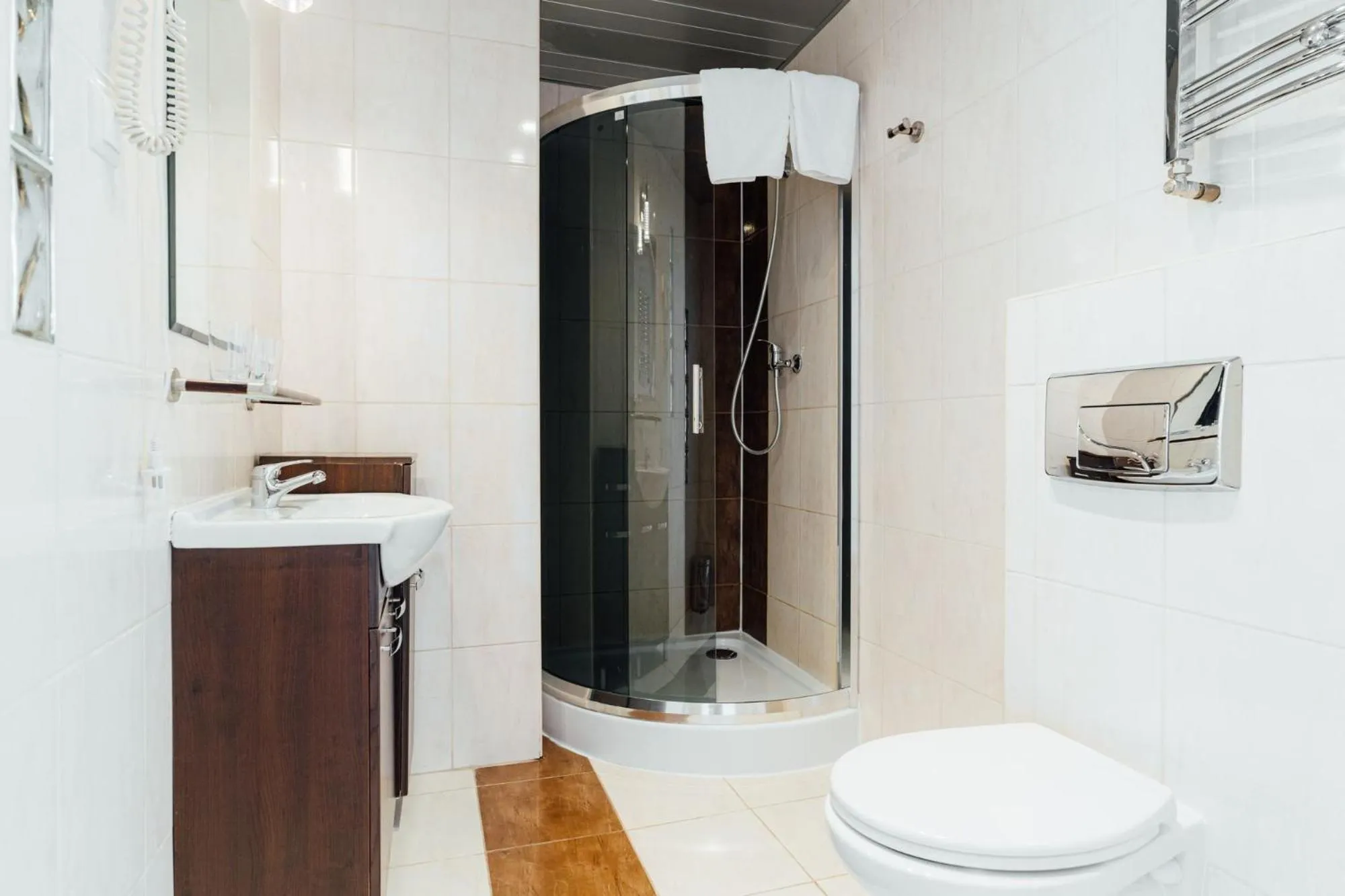 Shower in Hotel Logos