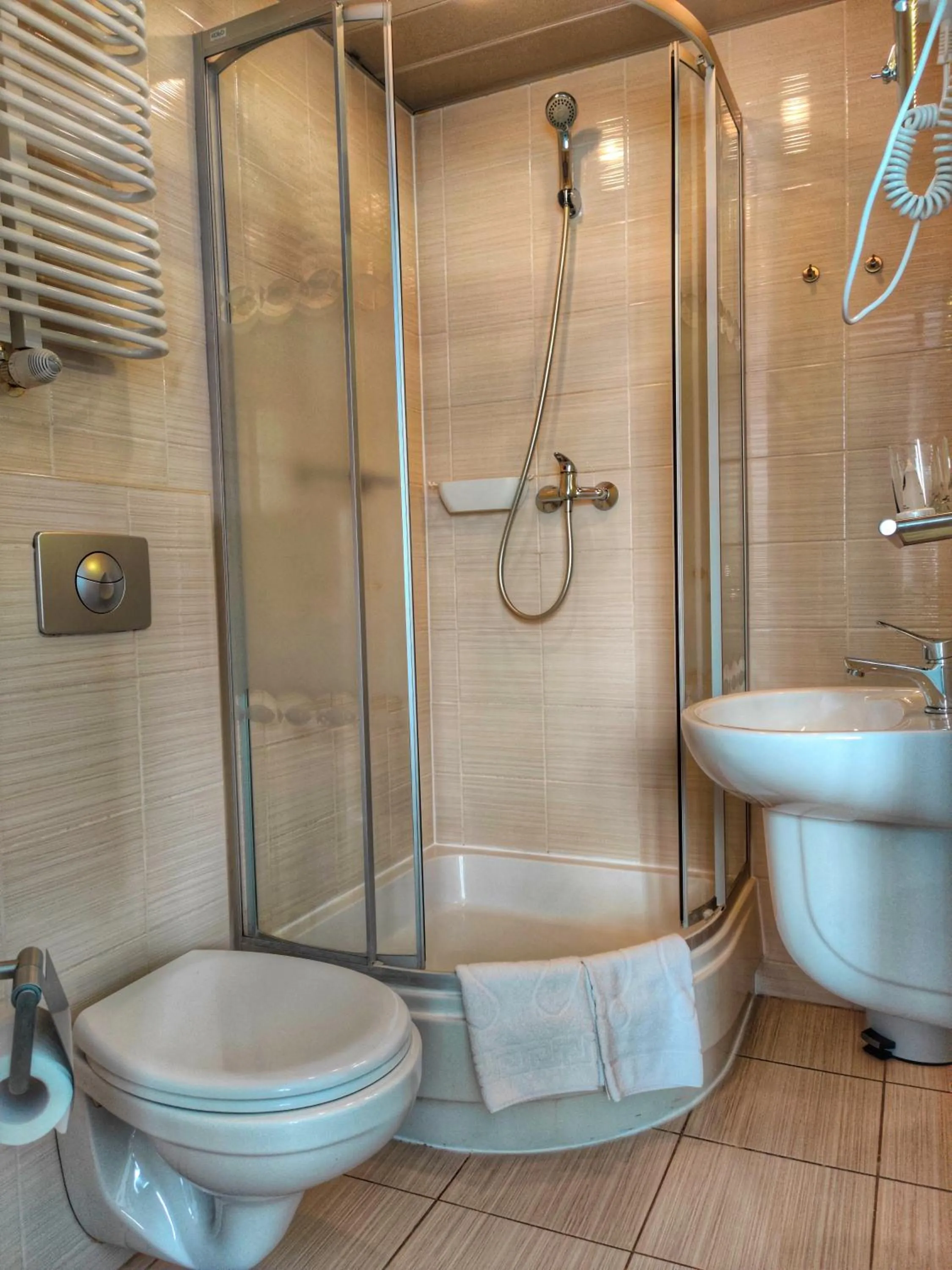 Shower in Hotel Logos