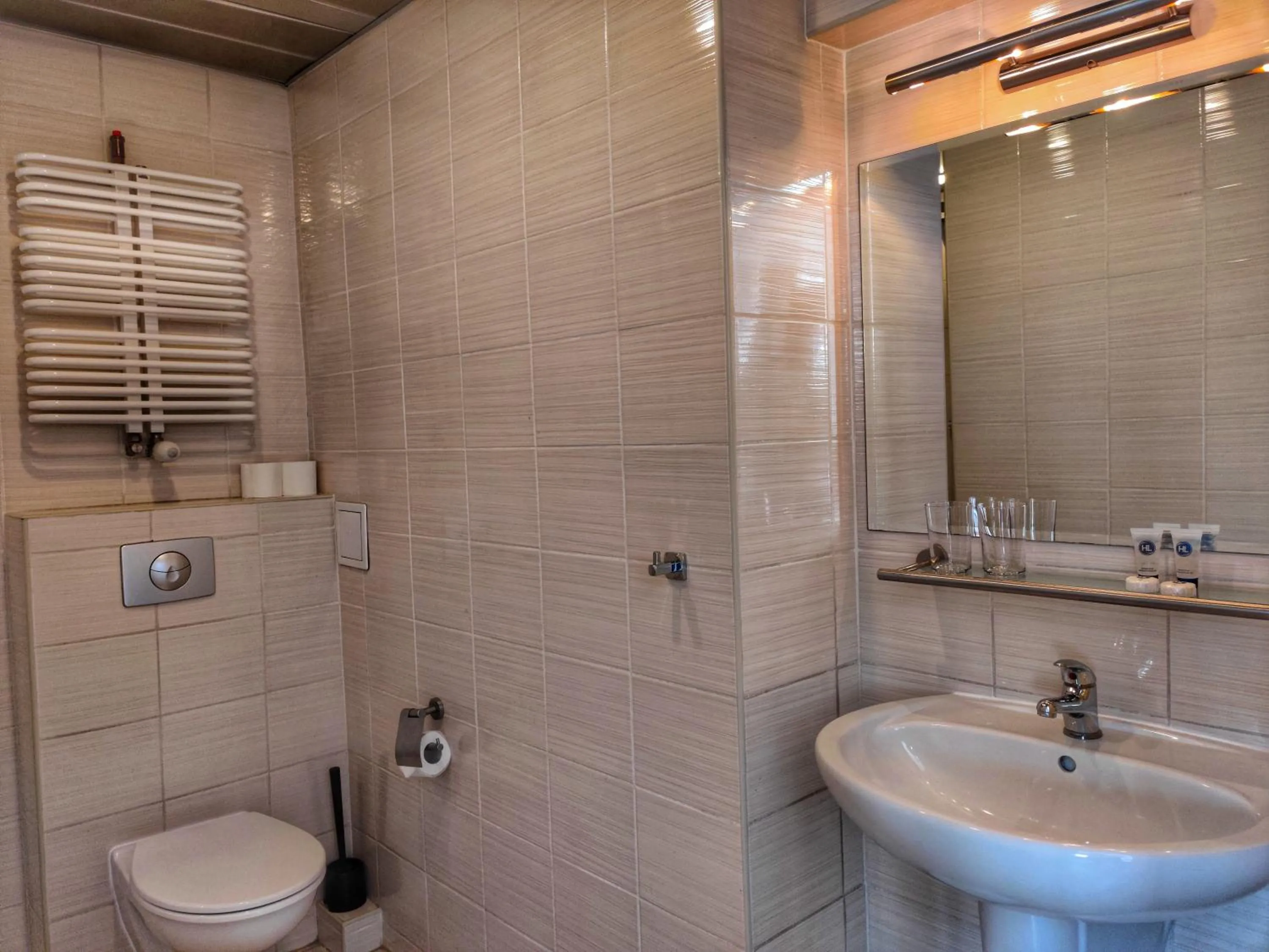 Shower in Hotel Logos