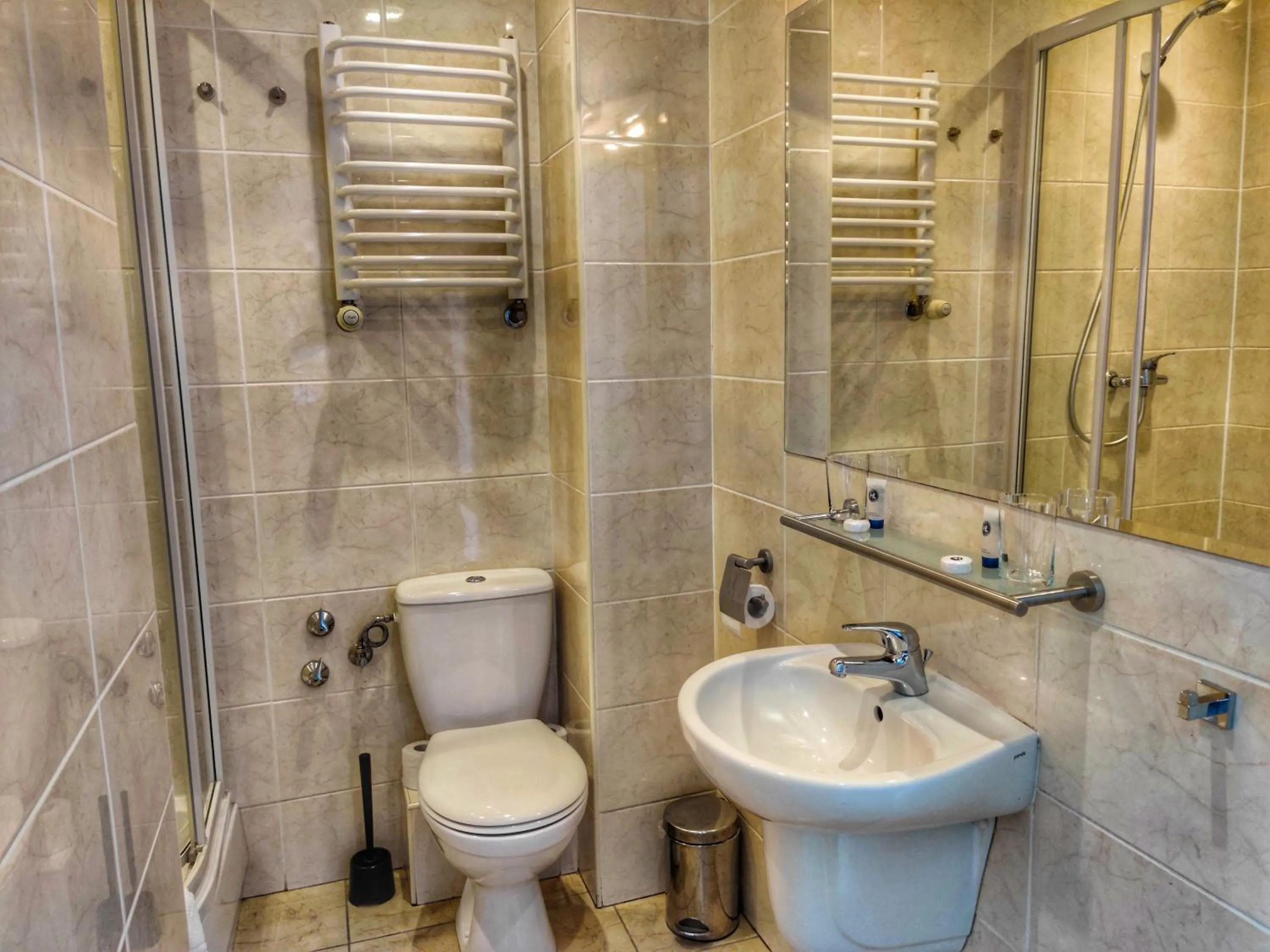 Shower in Hotel Logos