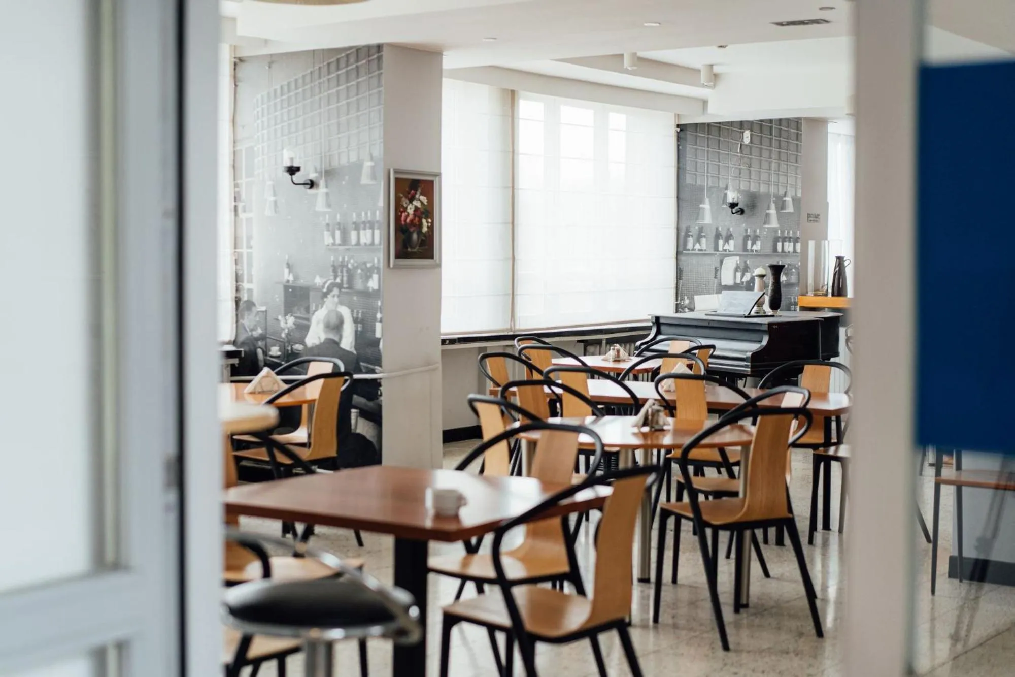 Restaurant/places to eat in Hotel Logos