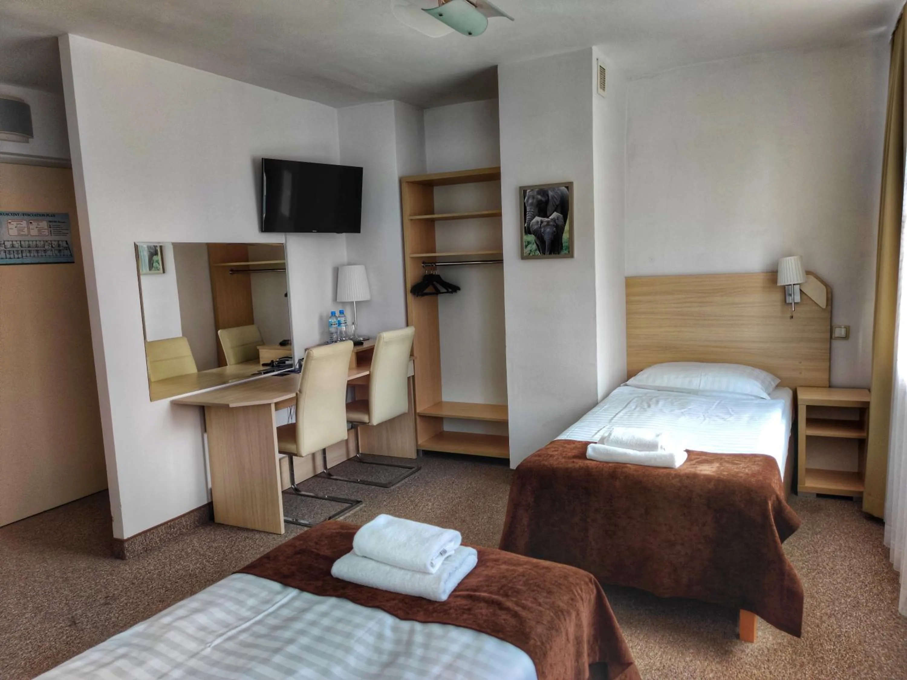 Photo of the whole room, Bed in Hotel Logos