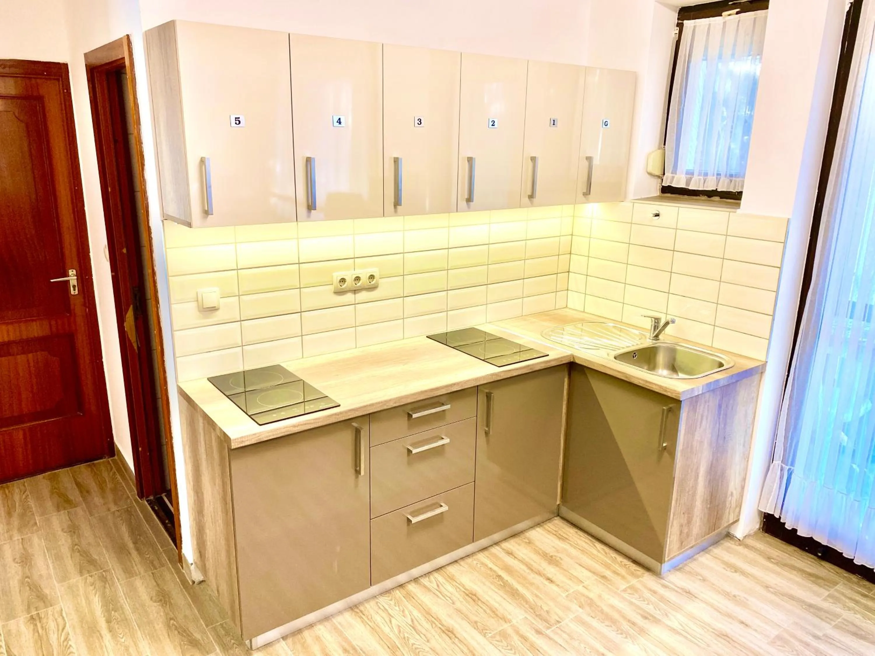 Communal kitchen in See Vendégház - Siófok