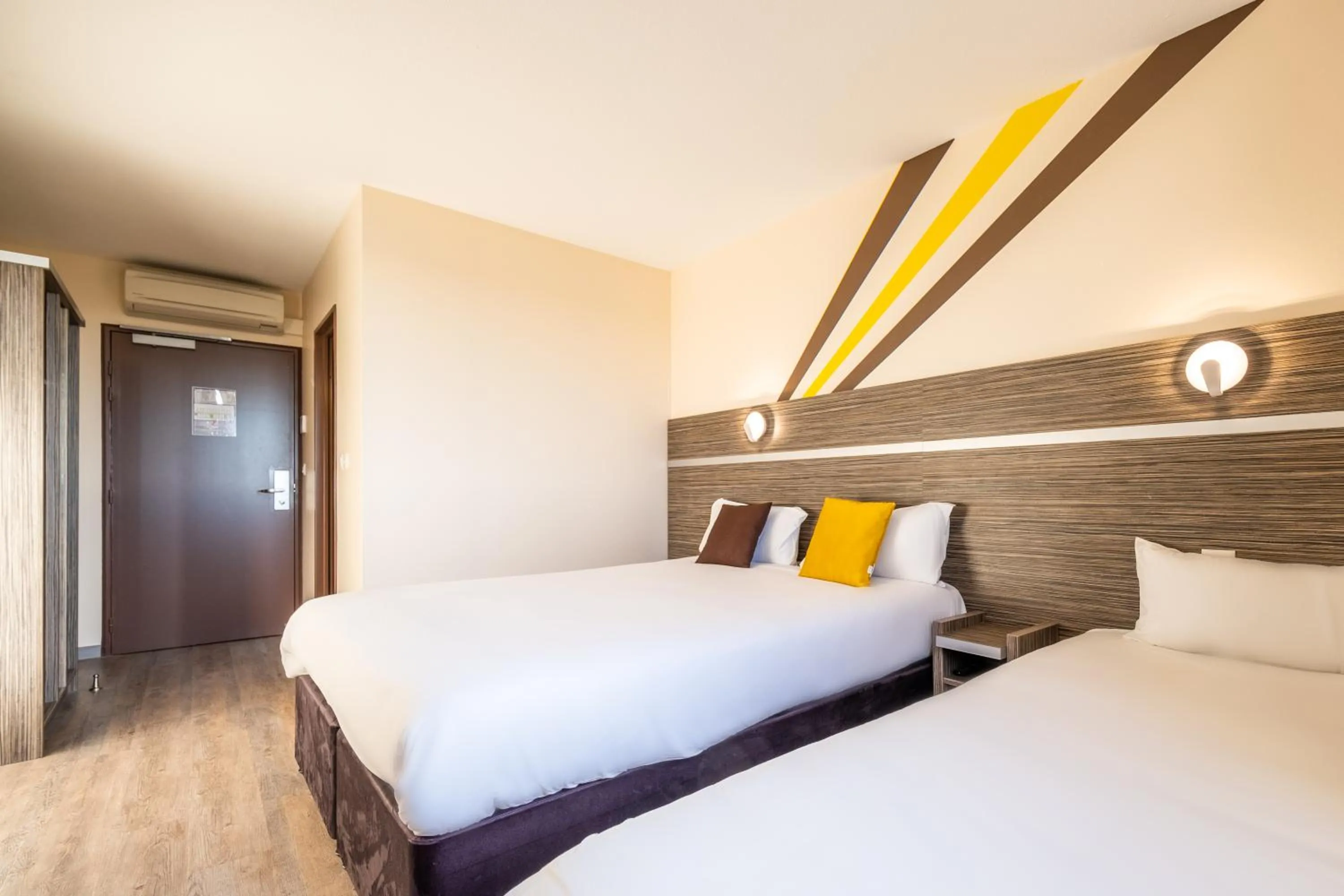 Bed in Kyriad Dijon Sud - Longvic