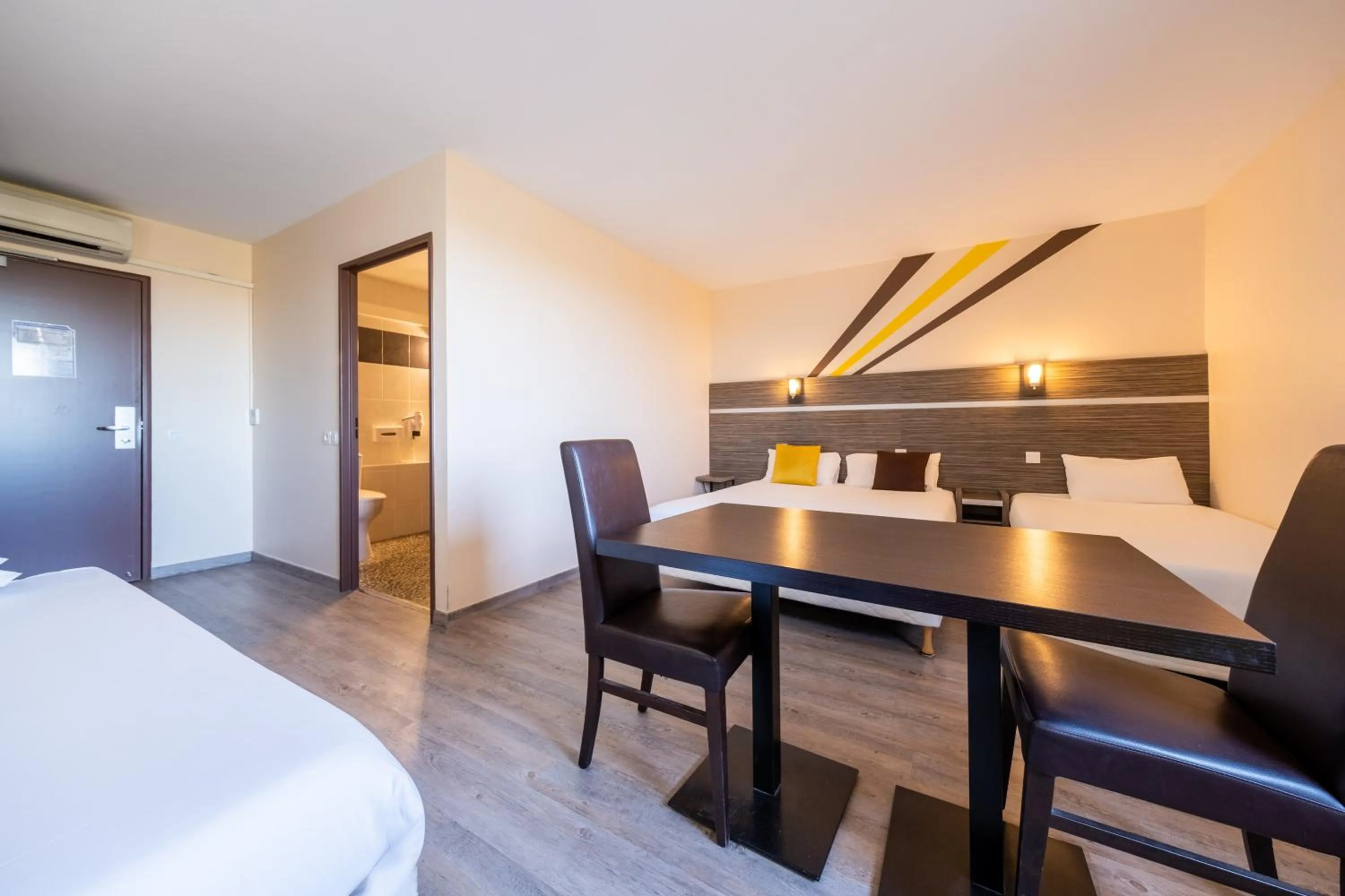 Bed in Kyriad Dijon Sud - Longvic