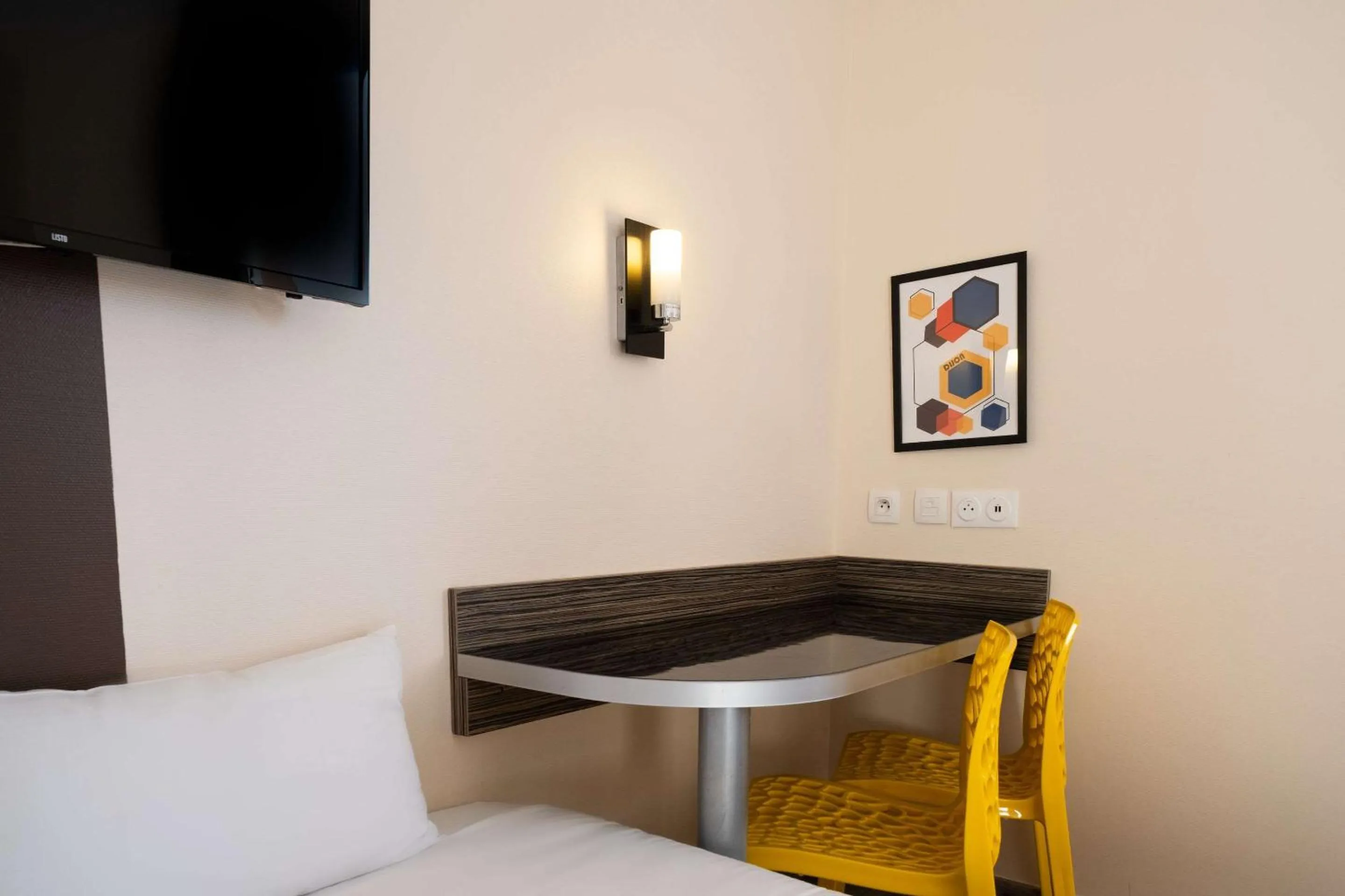 Photo of the whole room in Kyriad Dijon Sud - Longvic