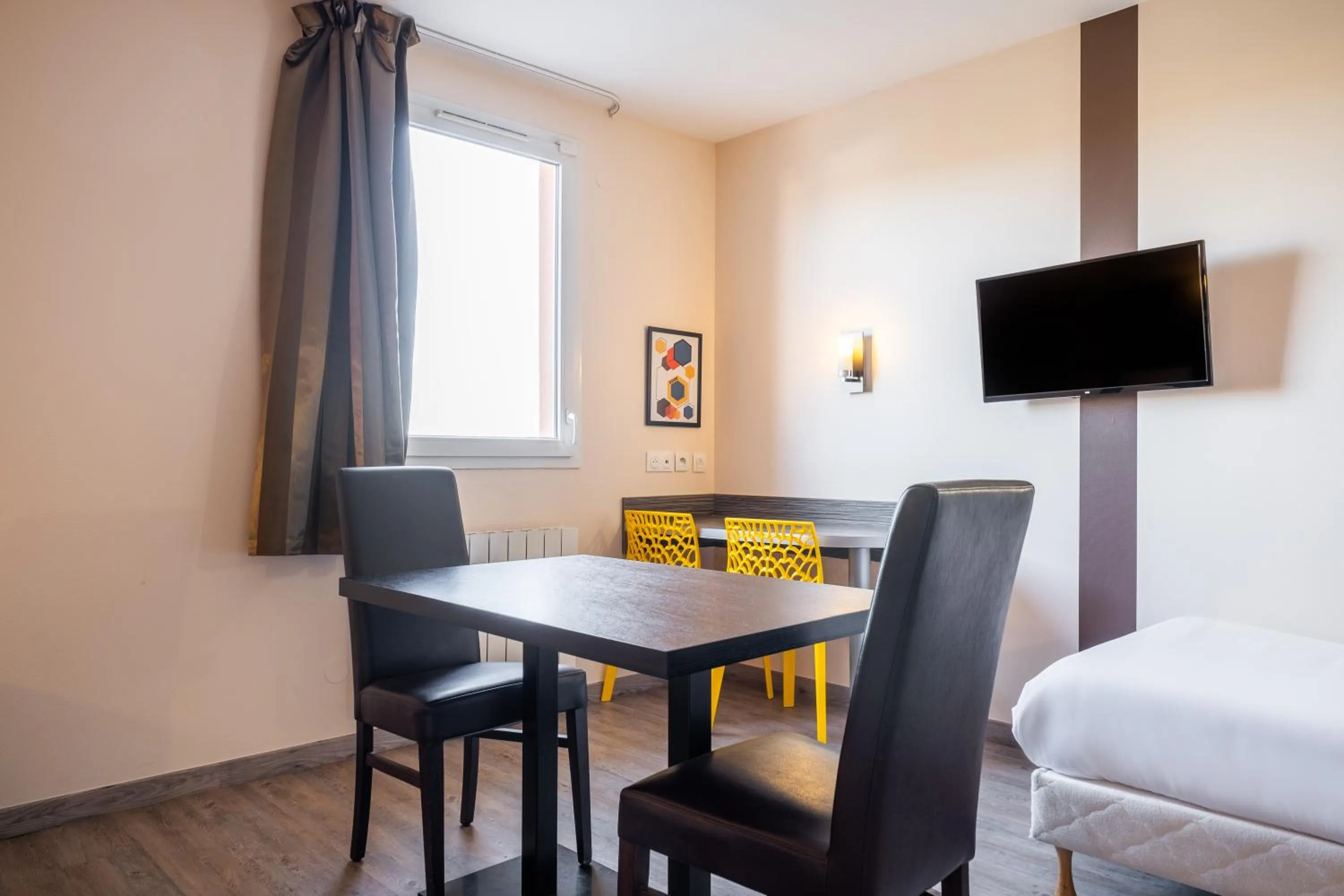 Bed in Kyriad Dijon Sud - Longvic