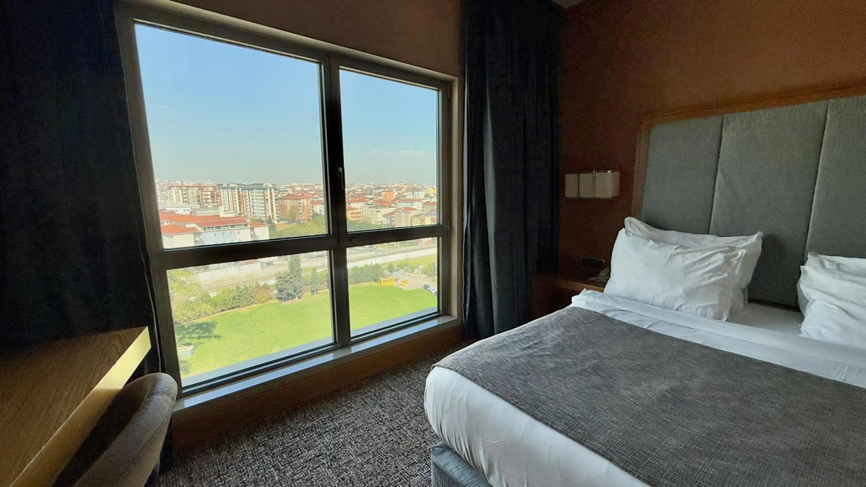 room service, Bed in The Green Park Pendik