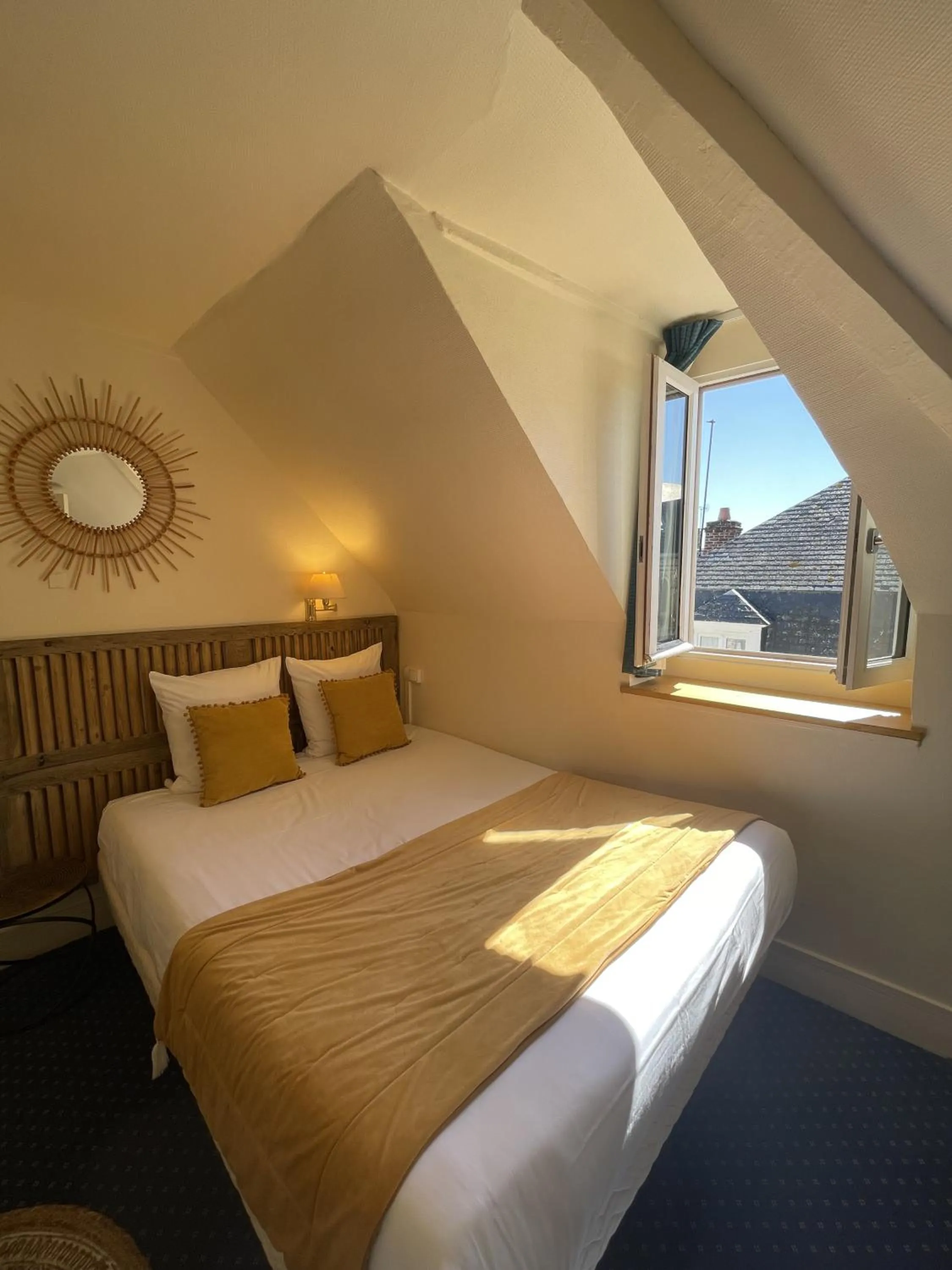 Bedroom, Bed in Le Trouville - Hôtel de Charme