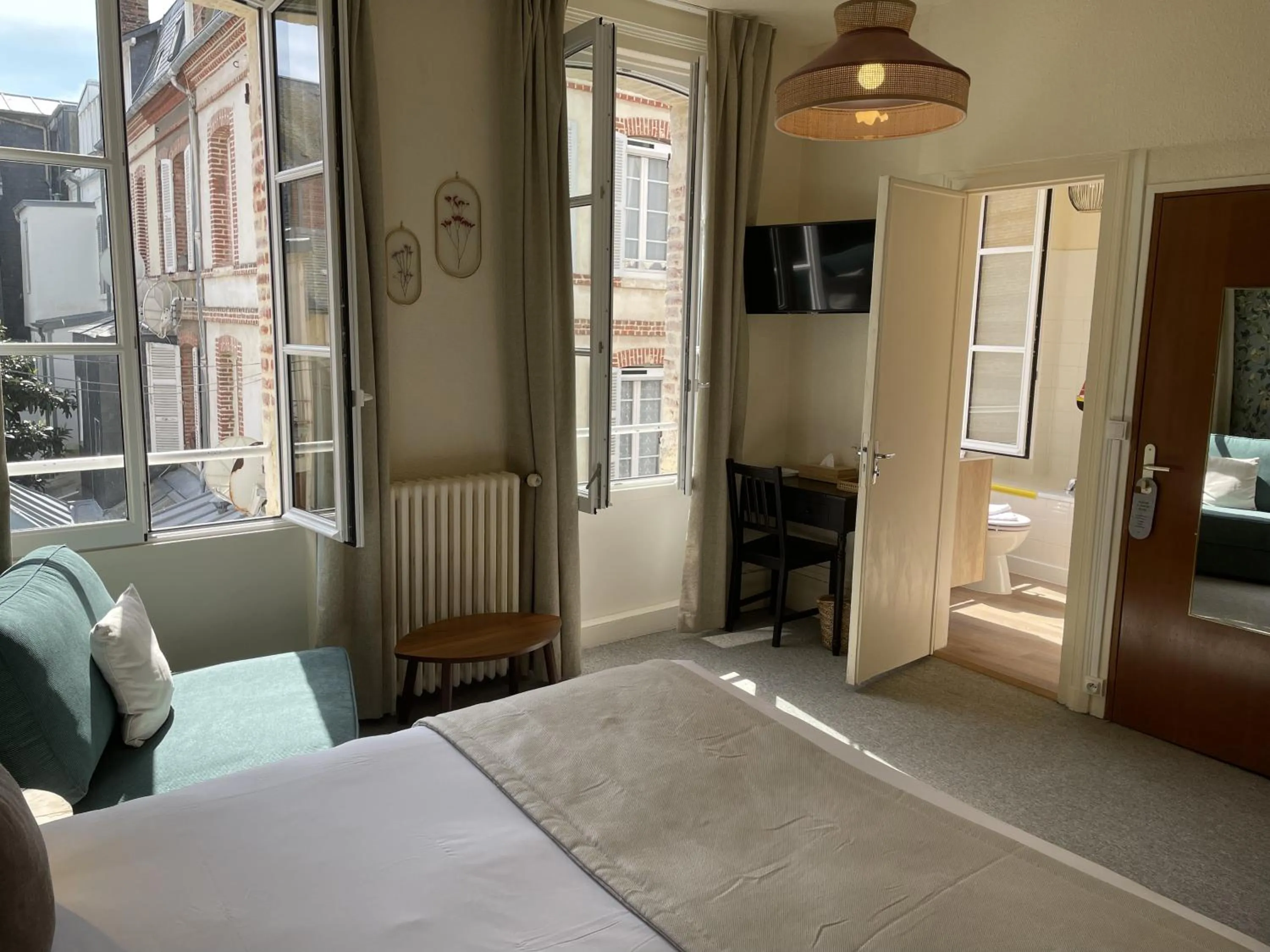 Photo of the whole room, Bed in Le Trouville - Hôtel de Charme