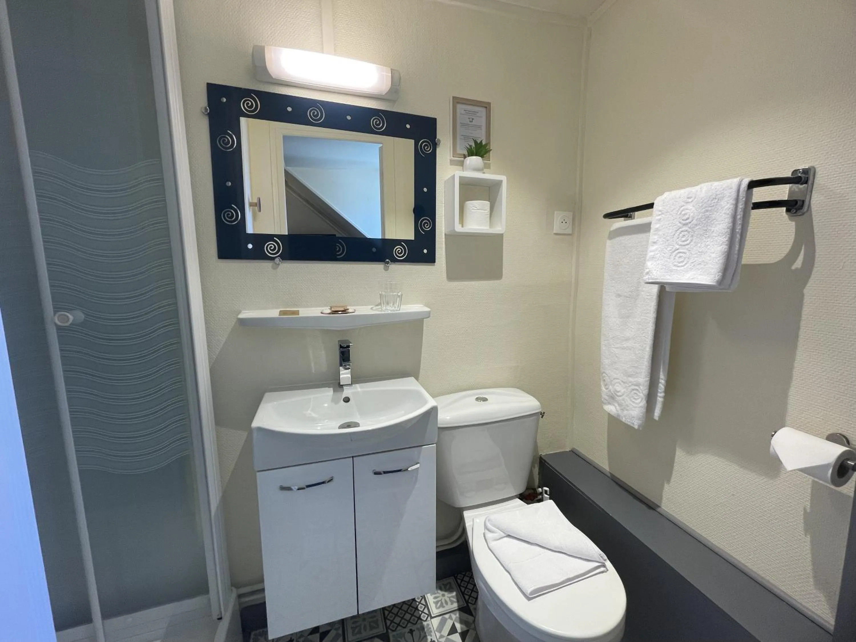 Shower in Le Trouville - Hôtel de Charme