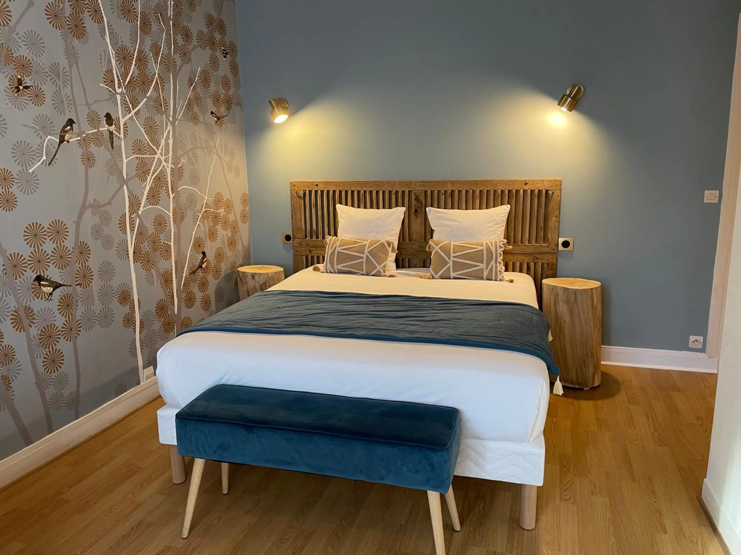 Photo of the whole room, Bed in Le Trouville - Hôtel de Charme