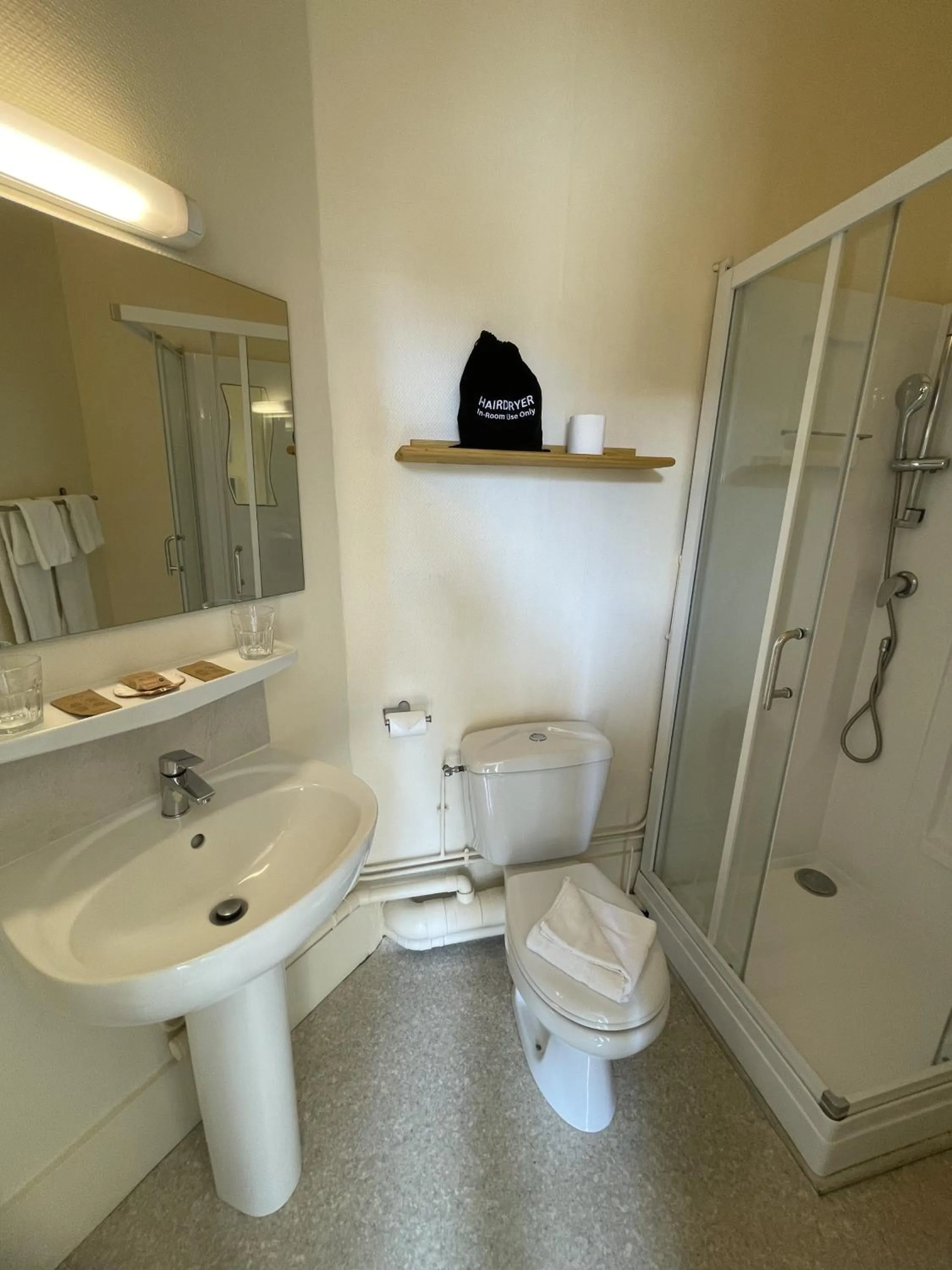 Shower in Le Trouville - Hôtel de Charme