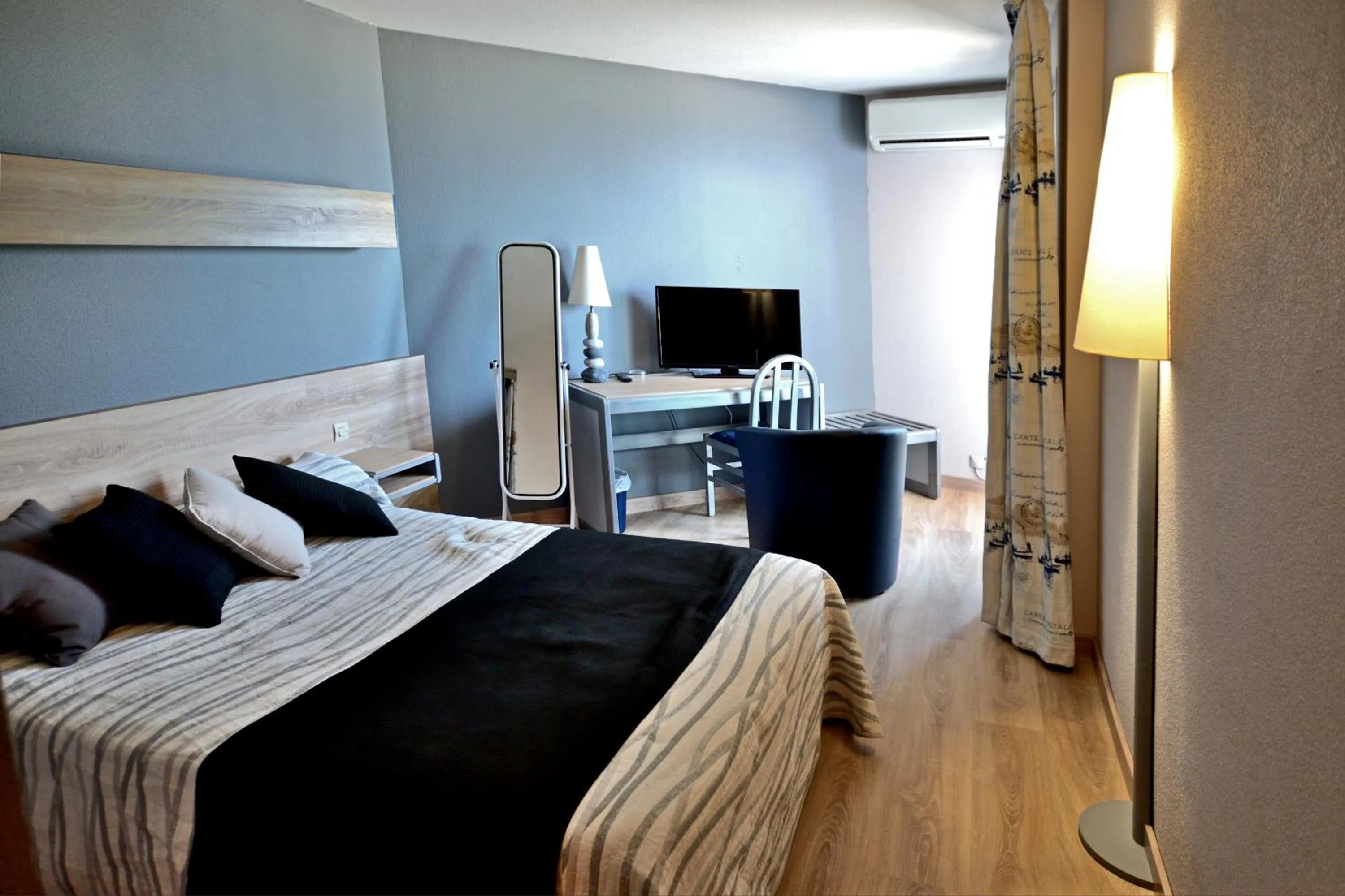 Bed in Logis Hotel Solhotel