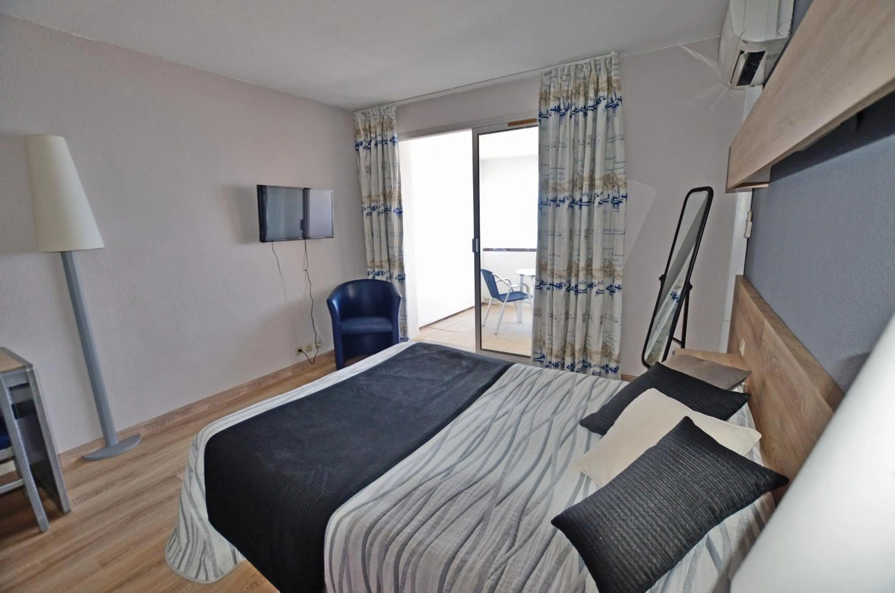 Bed in Logis Hotel Solhotel