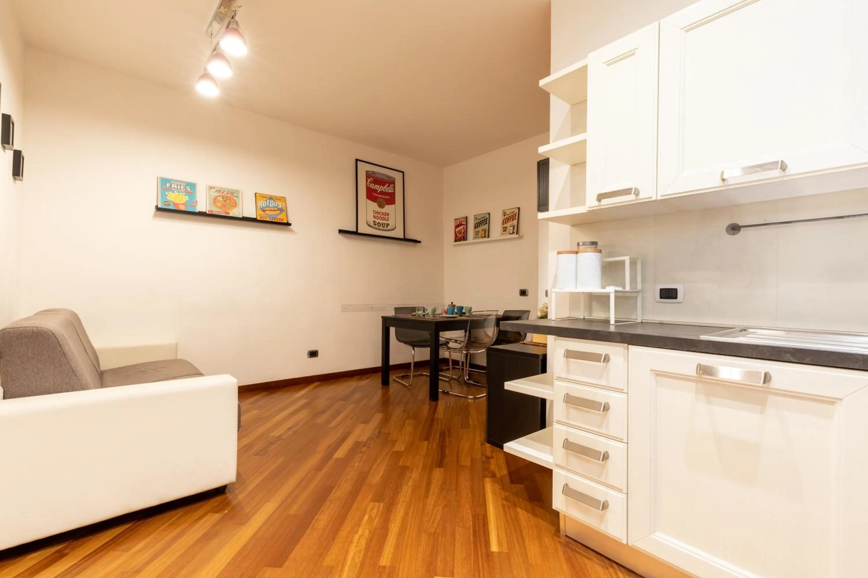 Communal lounge/ TV room in Borgo Vittorio St. Peter Apartments