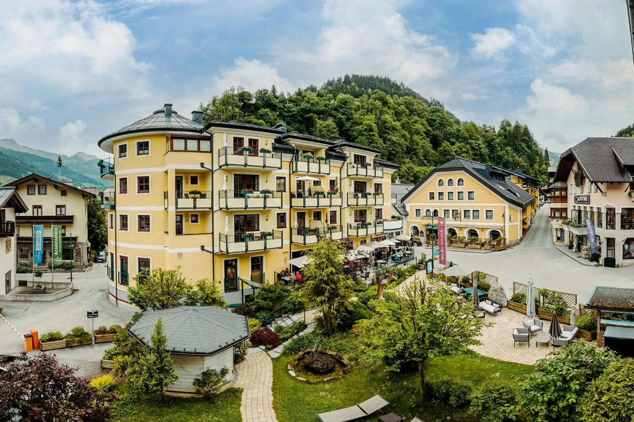 Property building in Hotel Alte Post