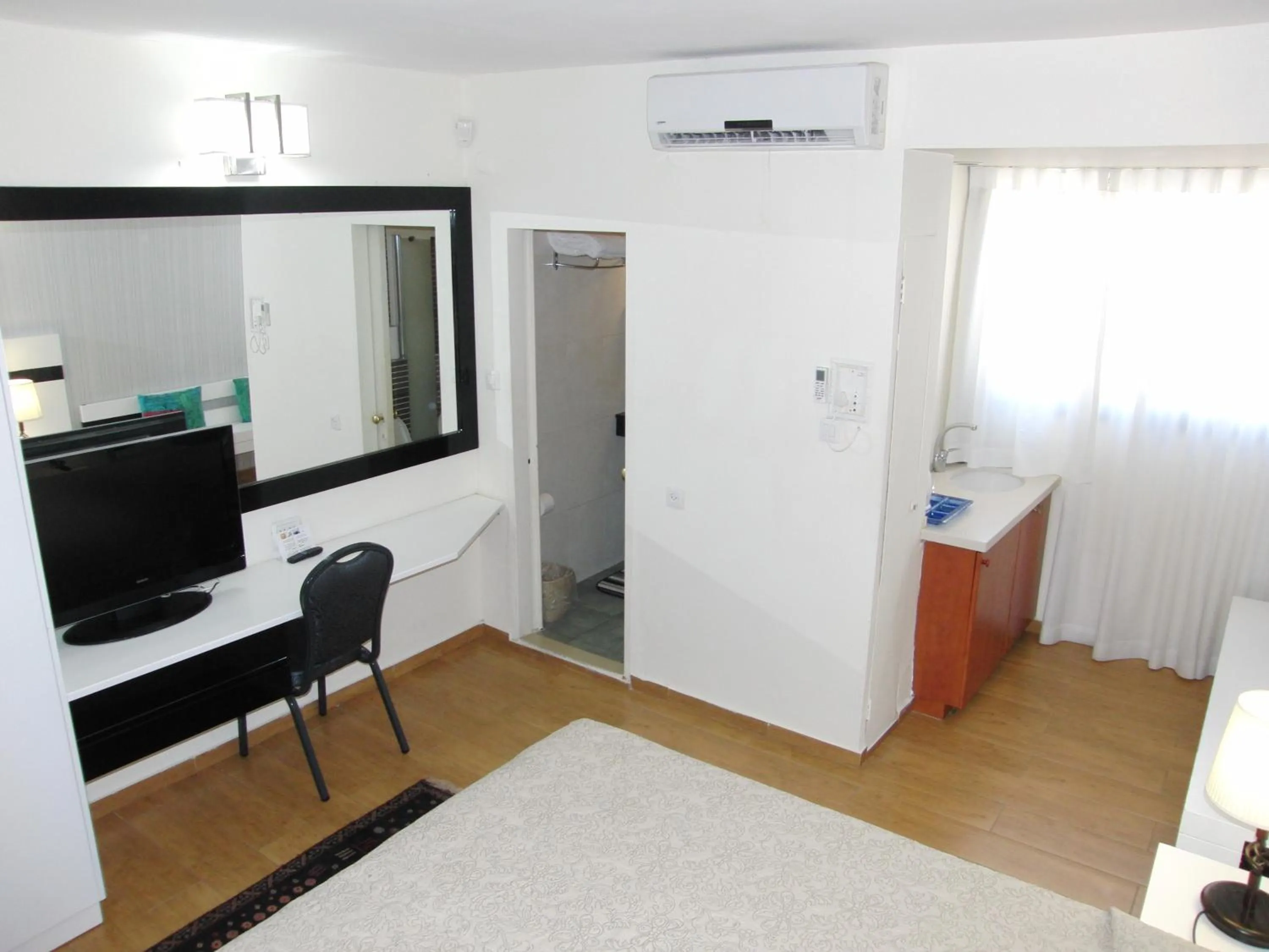 Day, Bed in Margoa Hotel Netanya