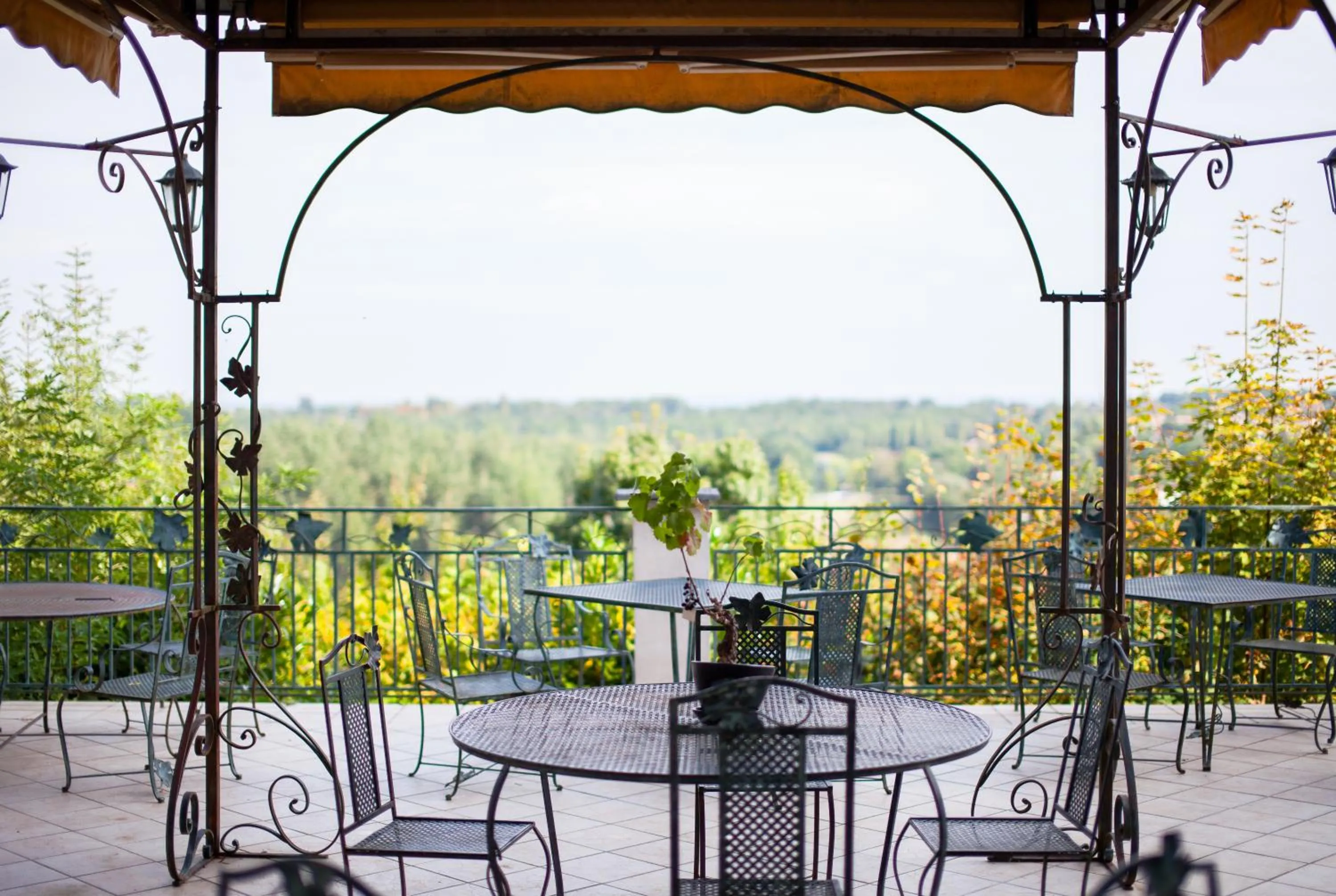 Patio in Hôtel L'Yeuse - Teritoria
