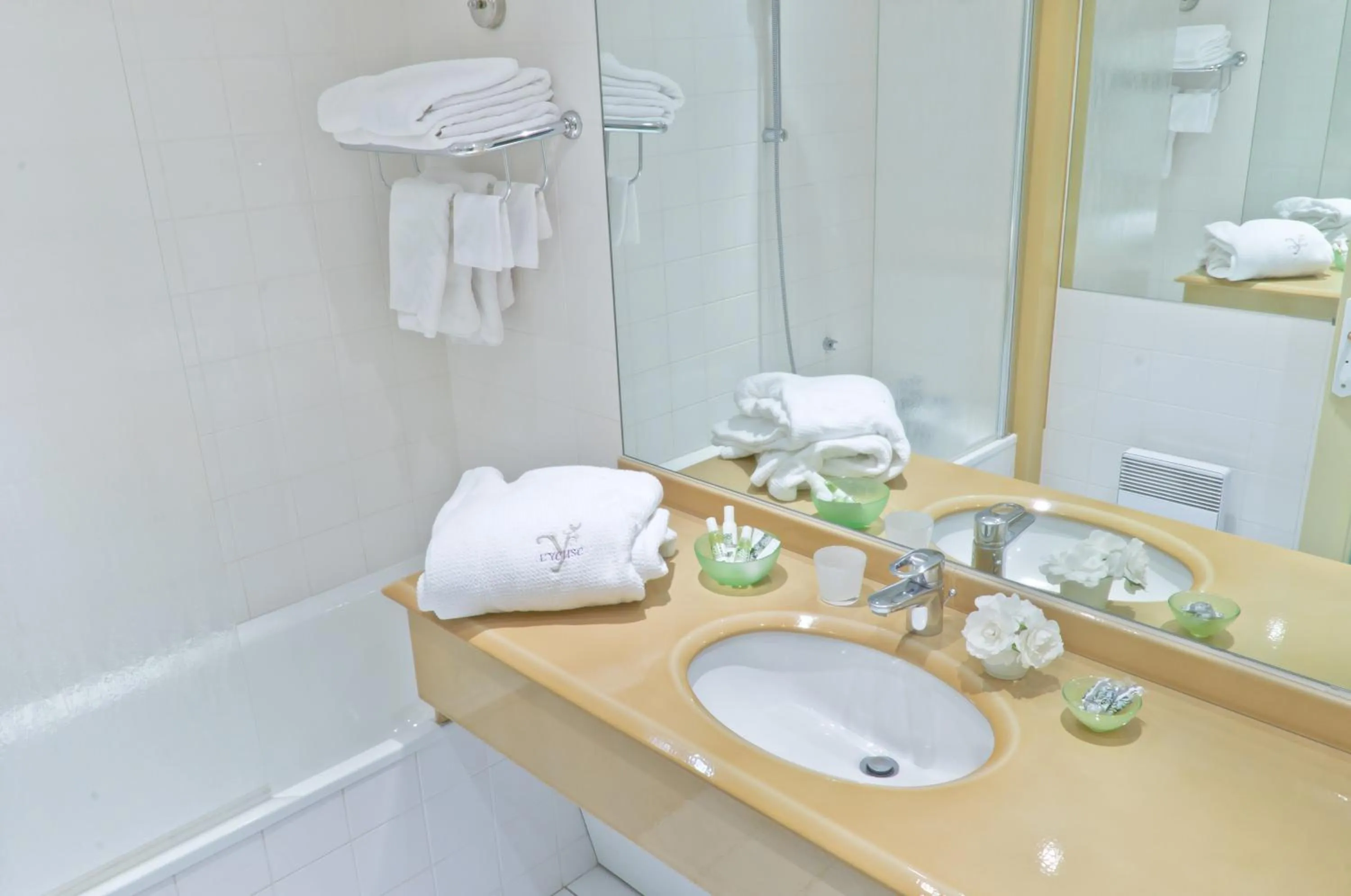 Bathroom in Hôtel L'Yeuse - Teritoria