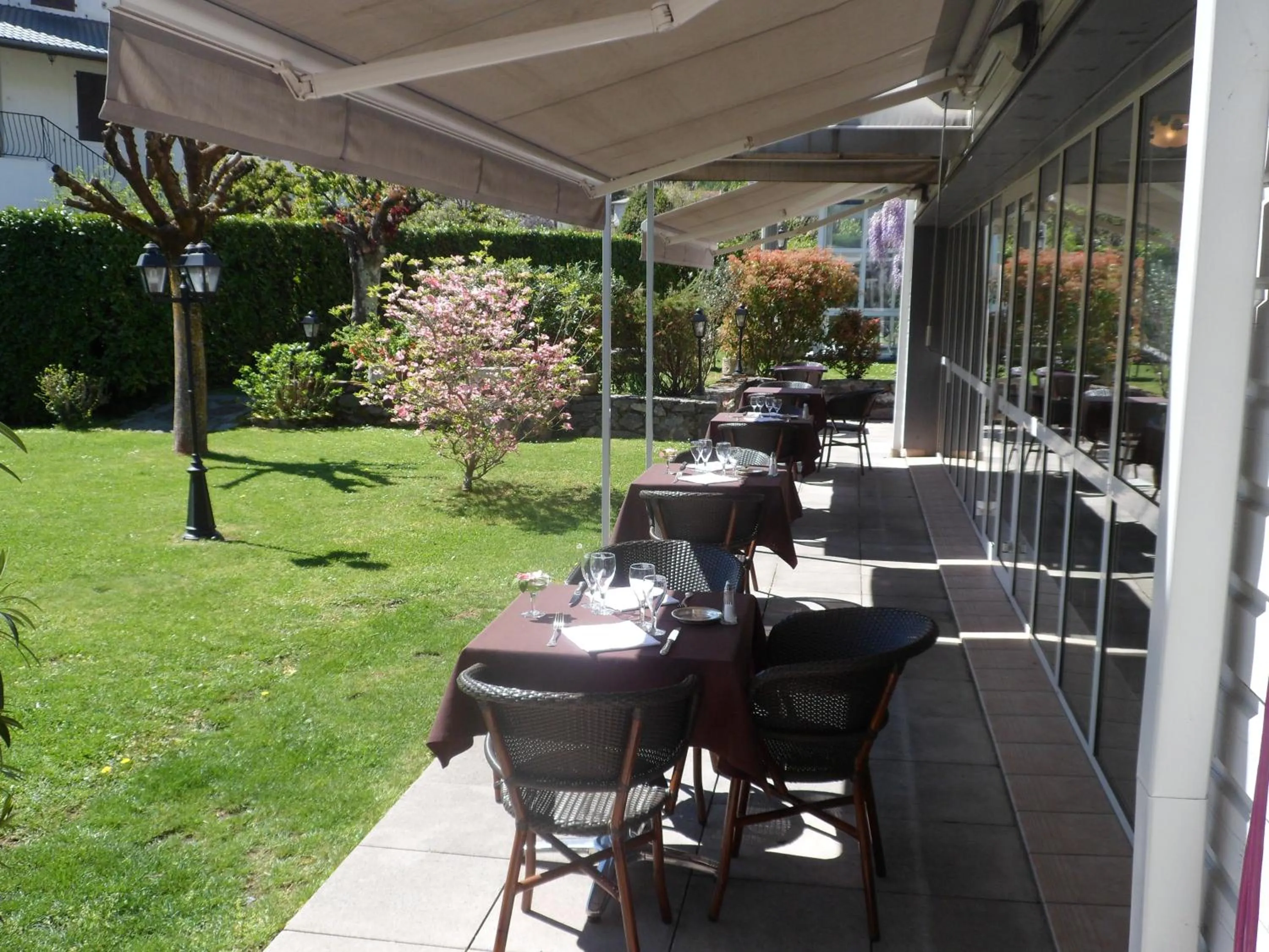 Patio in Logis Hôtel Les Cimes