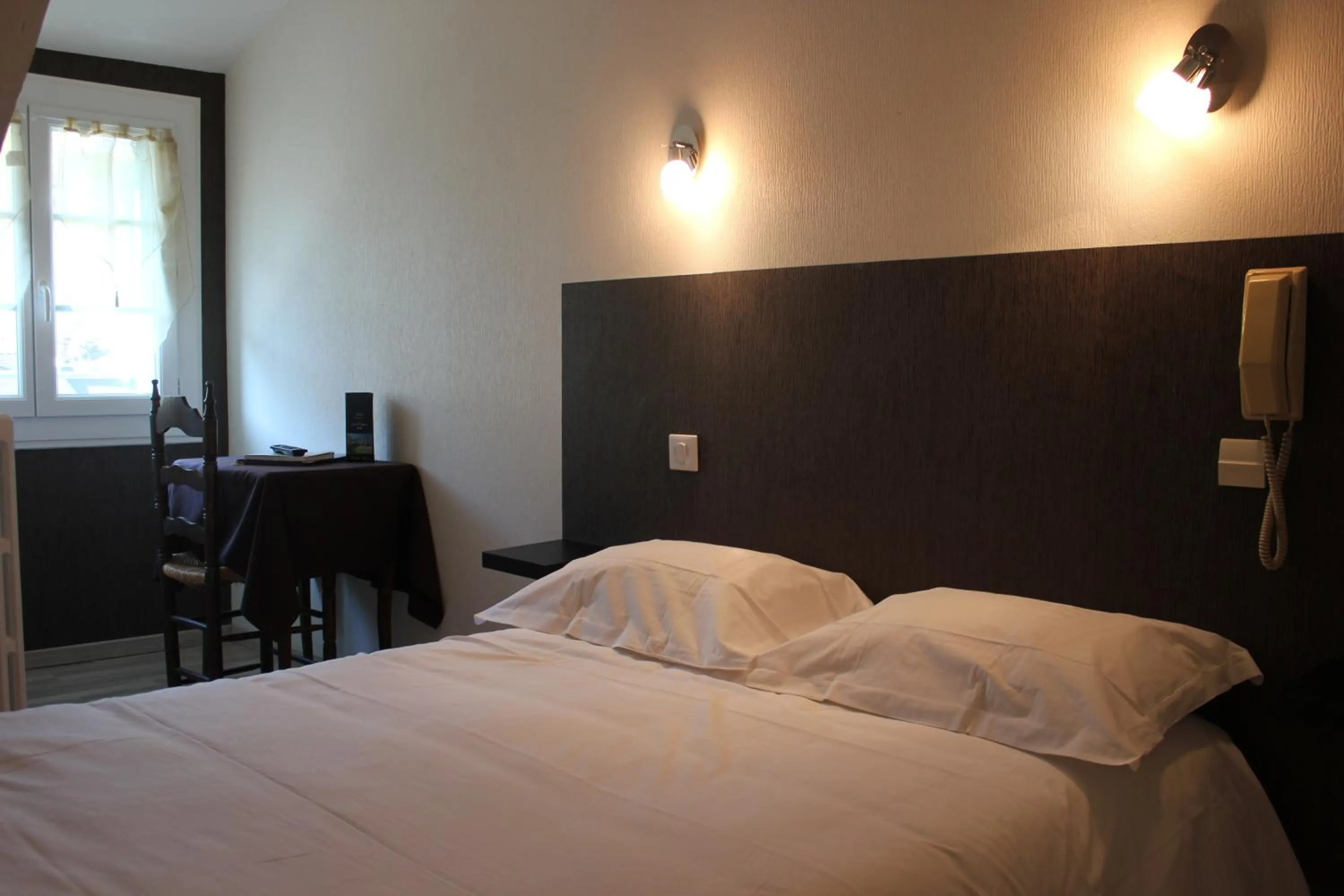 Bed in Logis Hôtel Les Cimes