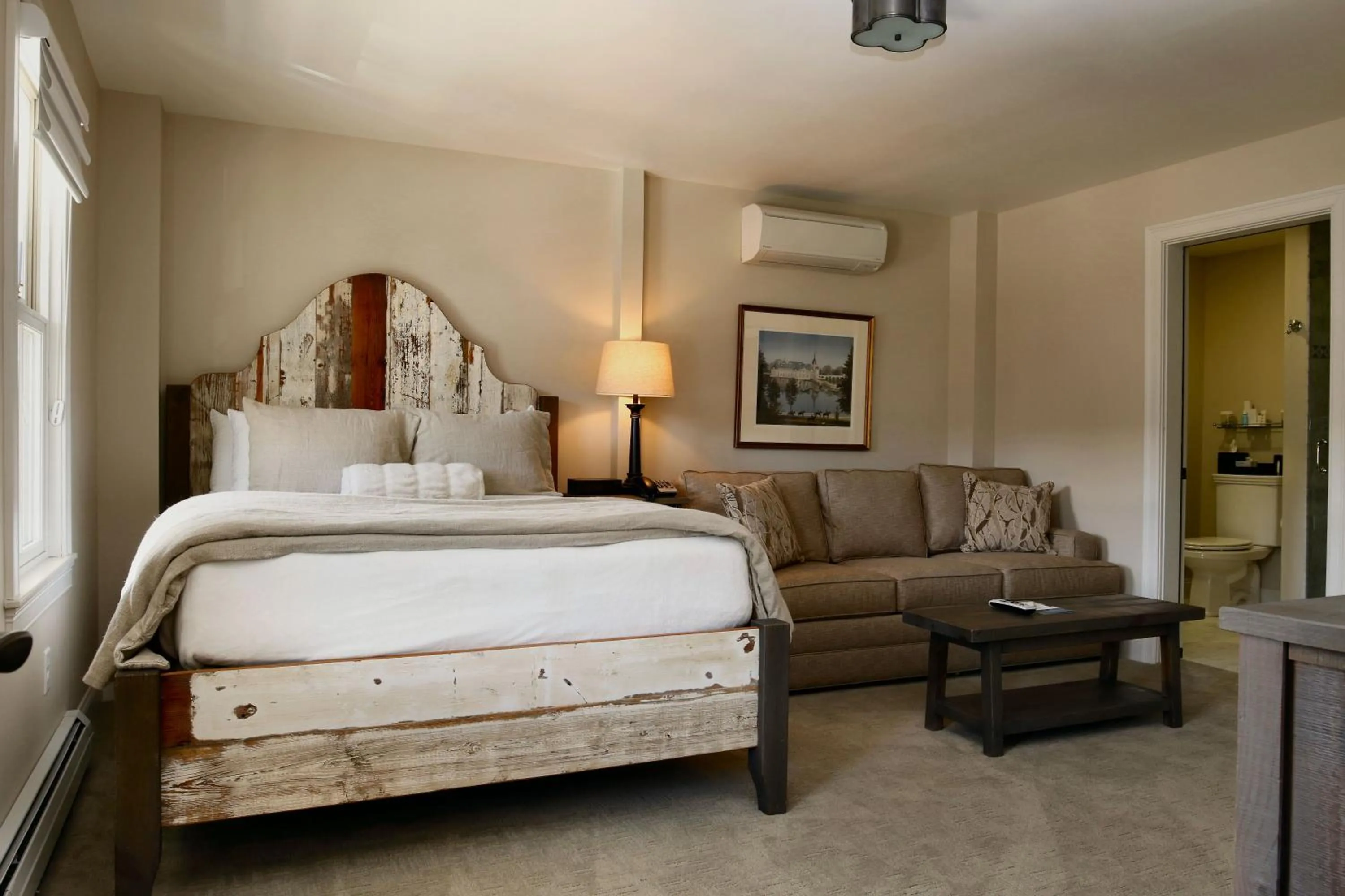 Photo of the whole room, Bed in The Vermont House