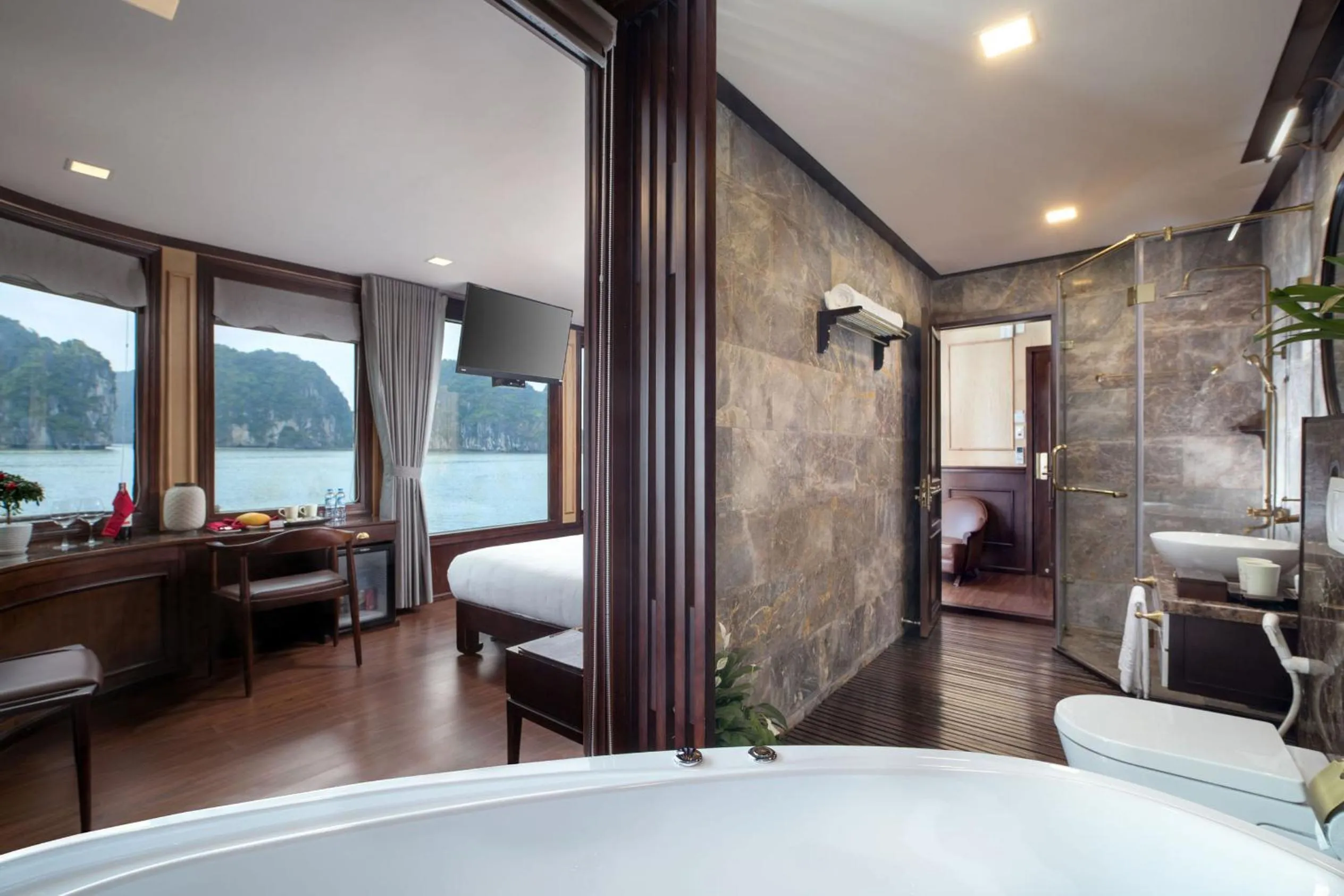 Bathroom, Bed in Orchid Trendy Cruise